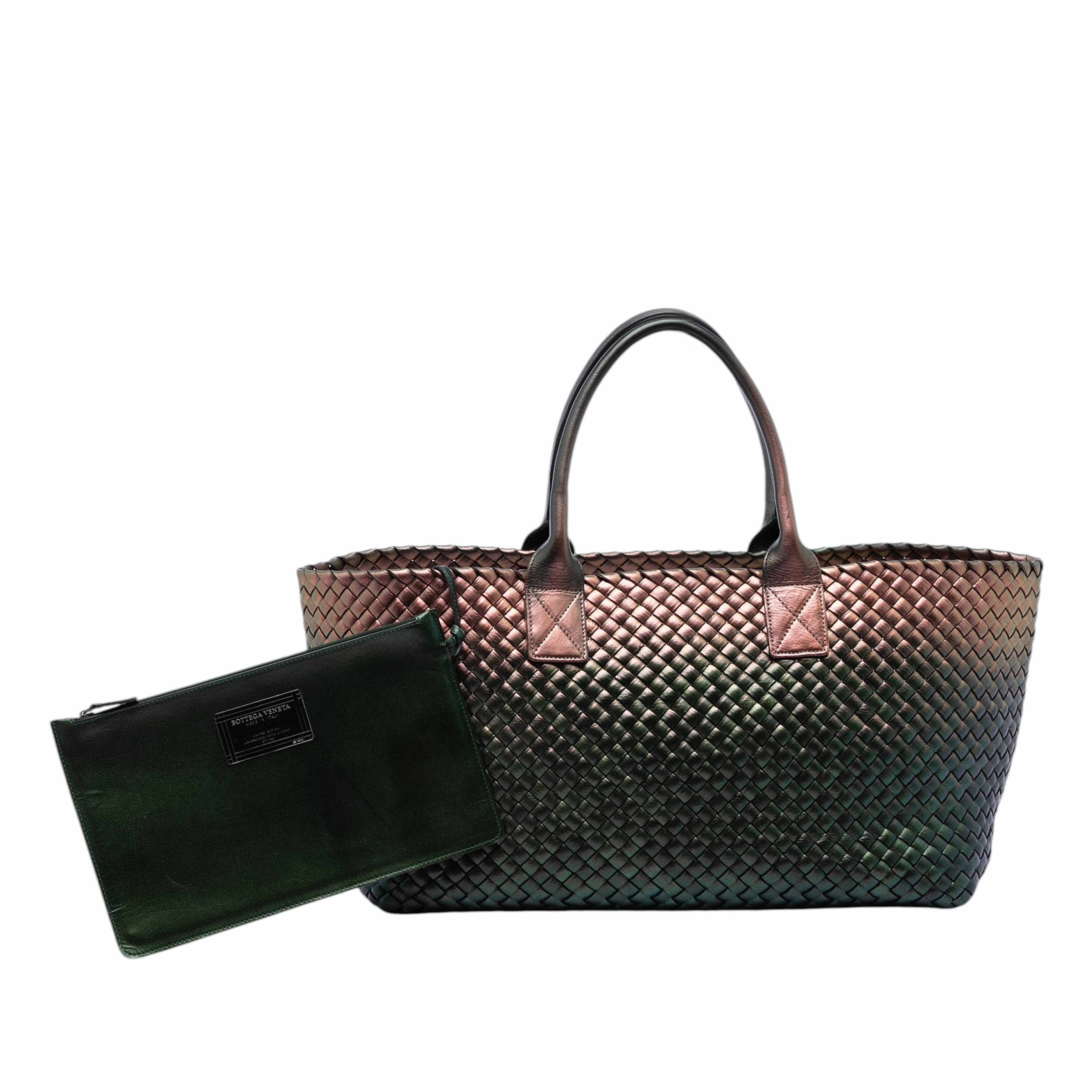 Bottega Veneta Medium Iridescent Nappa Intrecciato Cabat Tote, från Luxclusif, i färgen grön. Klicka för att öppna bilden i stort format