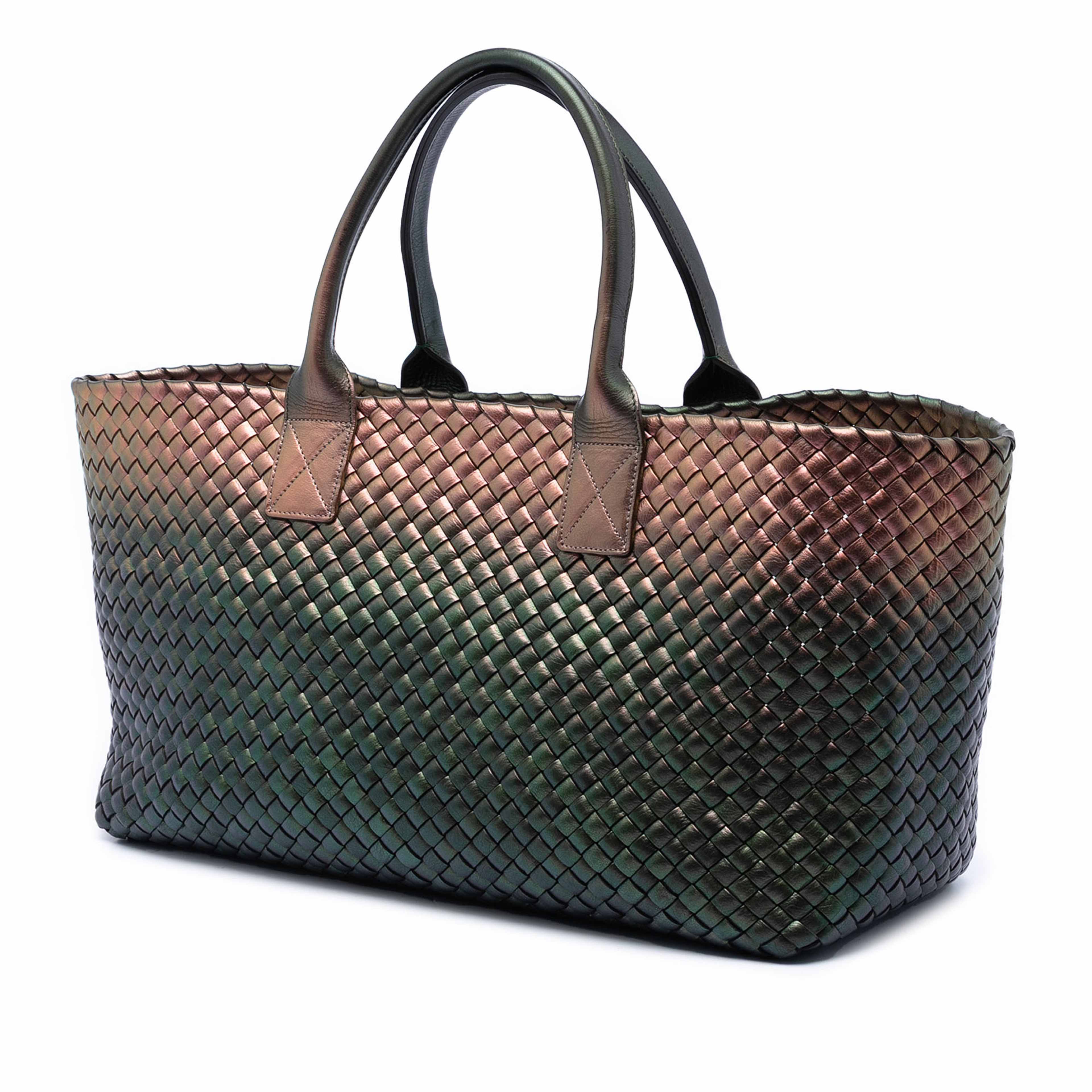 Bottega Veneta Medium Iridescent Nappa Intrecciato Cabat Tote, från Luxclusif, i färgen bronze. Klicka för att öppna bilden i stort format