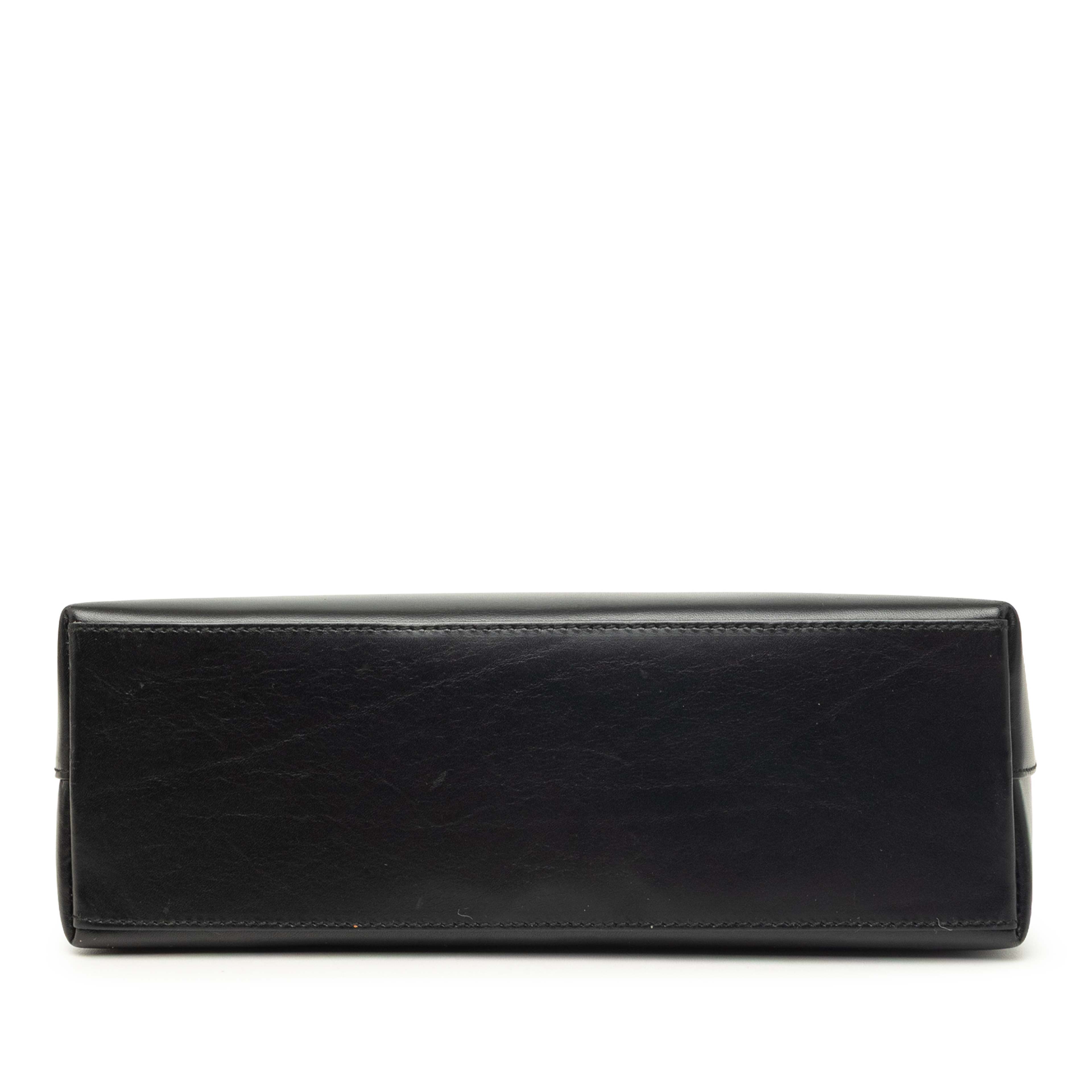 Gucci Calfskin Bamboo Satchel, från Luxclusif, i färgen svart. Klicka för att öppna bilden i stort format