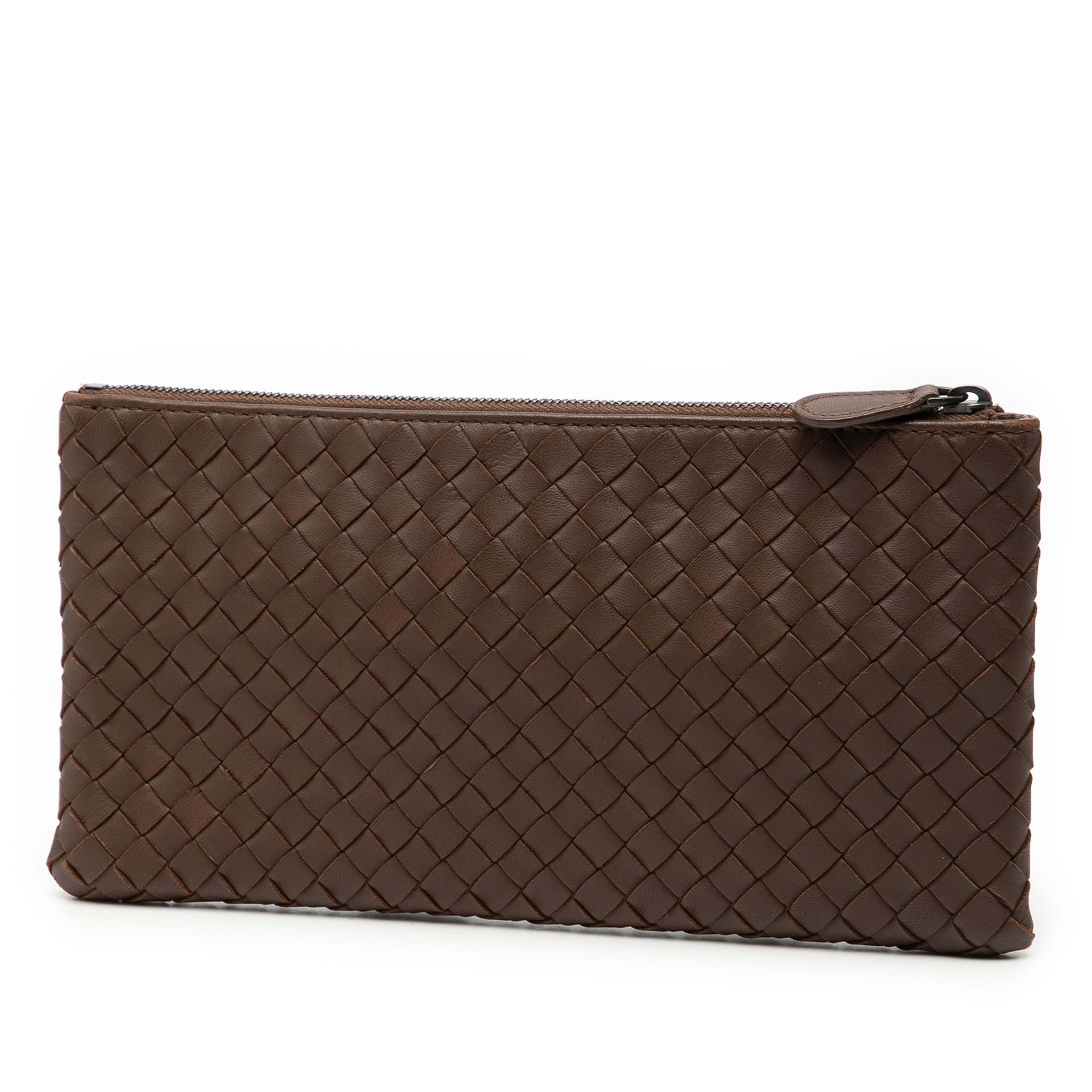 Bottega Veneta Nappa Intrecciato Zip Pouch, från Luxclusif, i färgen dark brown. Klicka för att öppna bilden i stort format