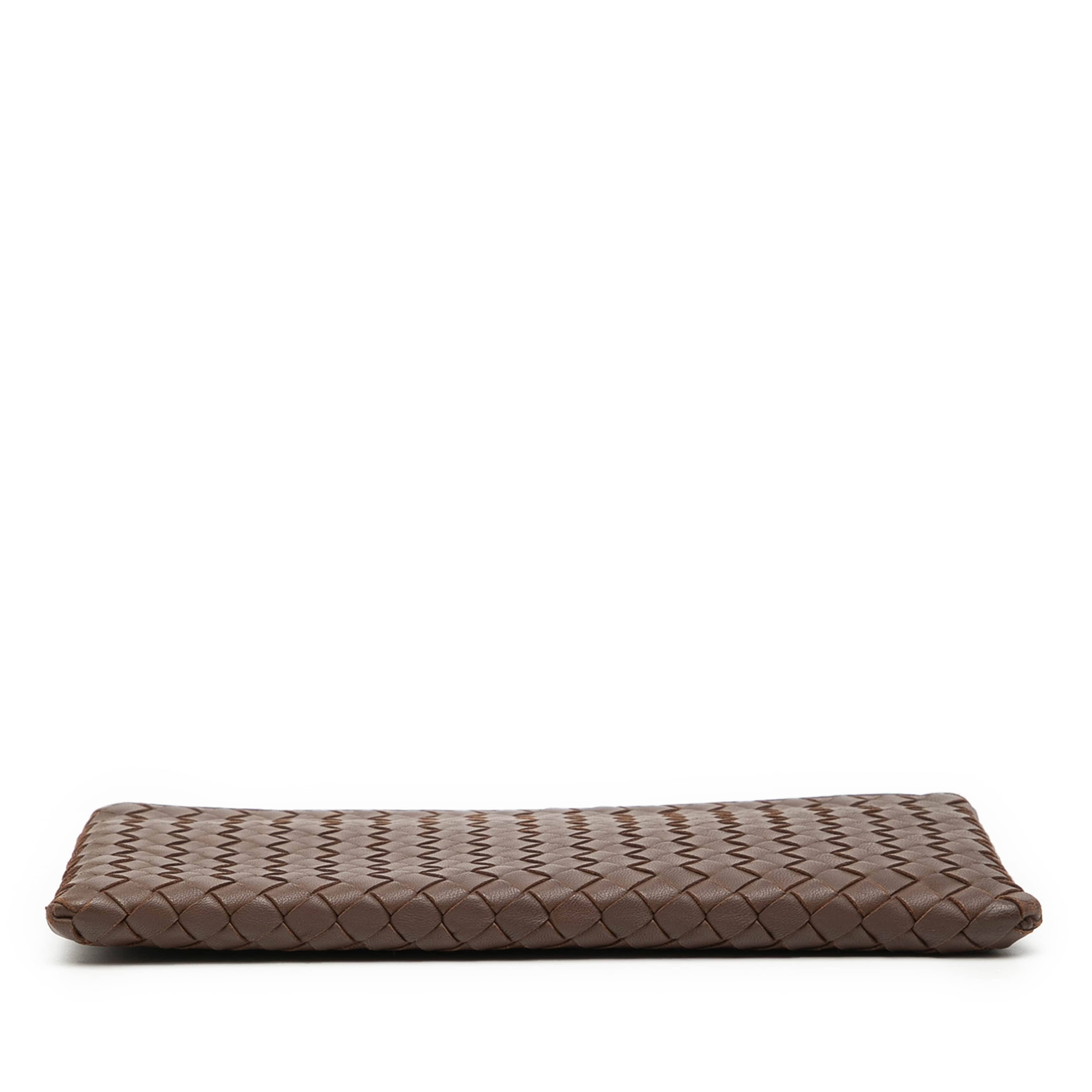 Bottega Veneta Nappa Intrecciato Zip Pouch, från Luxclusif, i färgen dark brown. Klicka för att öppna bilden i stort format