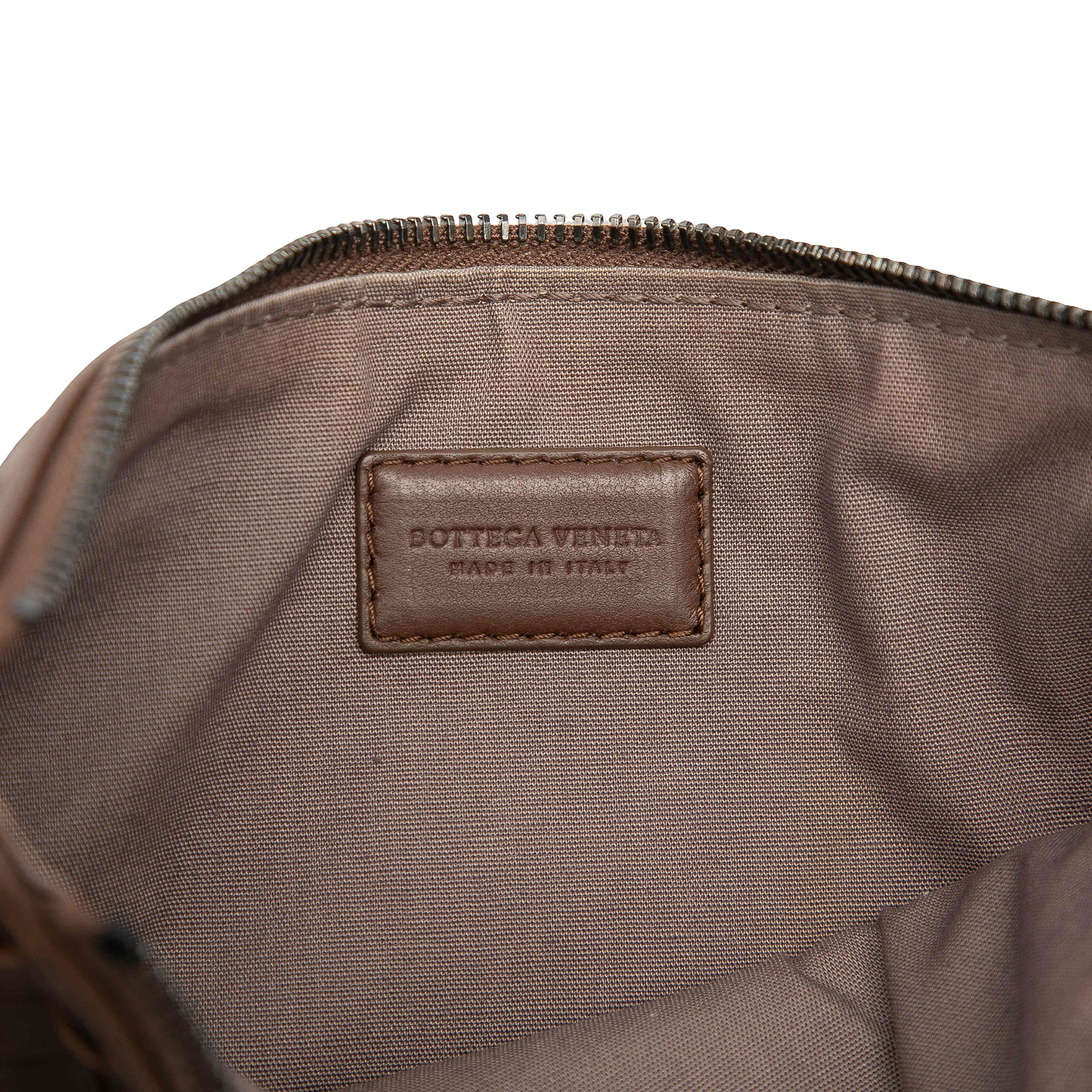 Bottega Veneta Nappa Intrecciato Zip Pouch, från Luxclusif, i färgen dark brown. Klicka för att öppna bilden i stort format