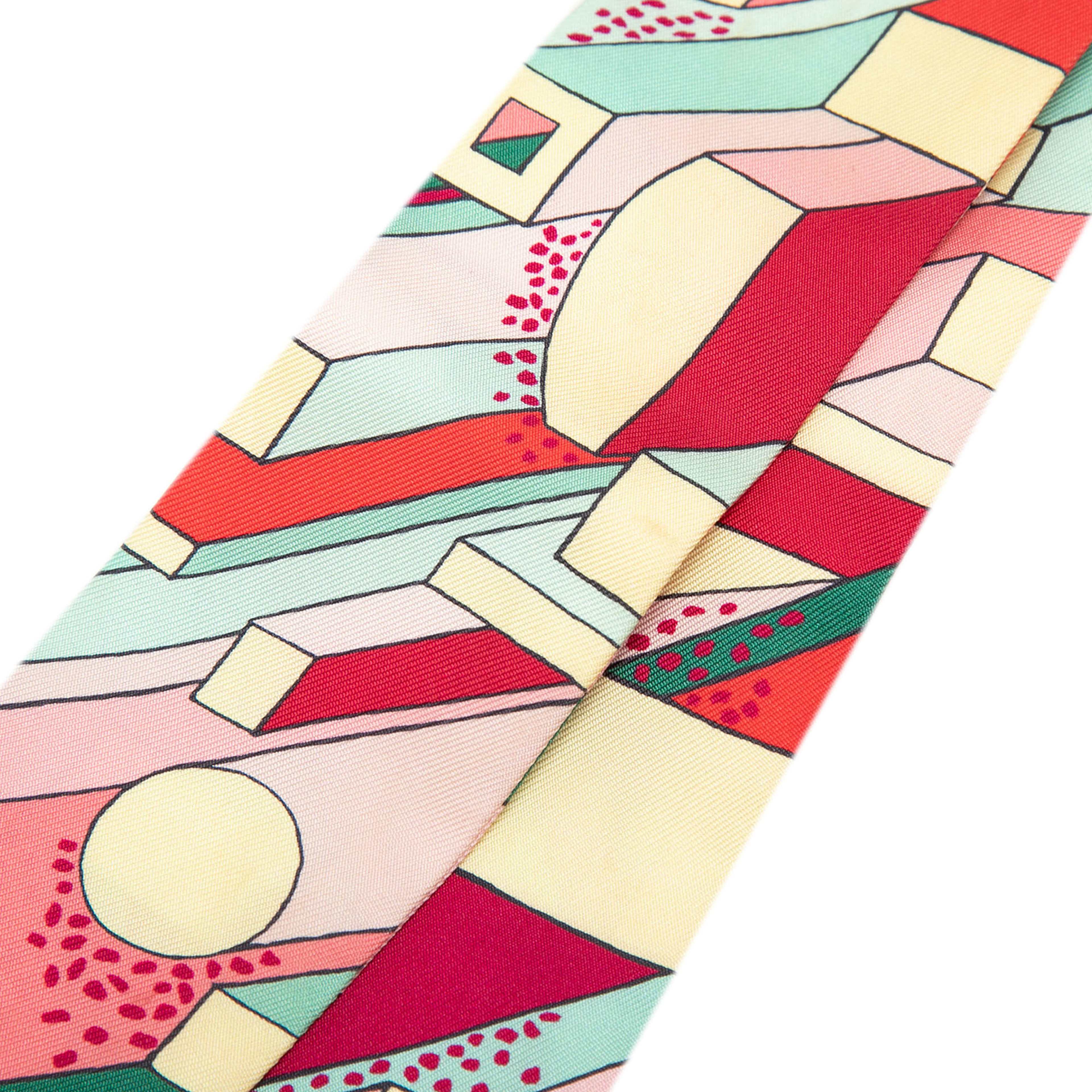 Hermès On A Summer Day Silk Twilly Scarf, från Luxclusif, i färgen pink. Klicka för att öppna bilden i stort format