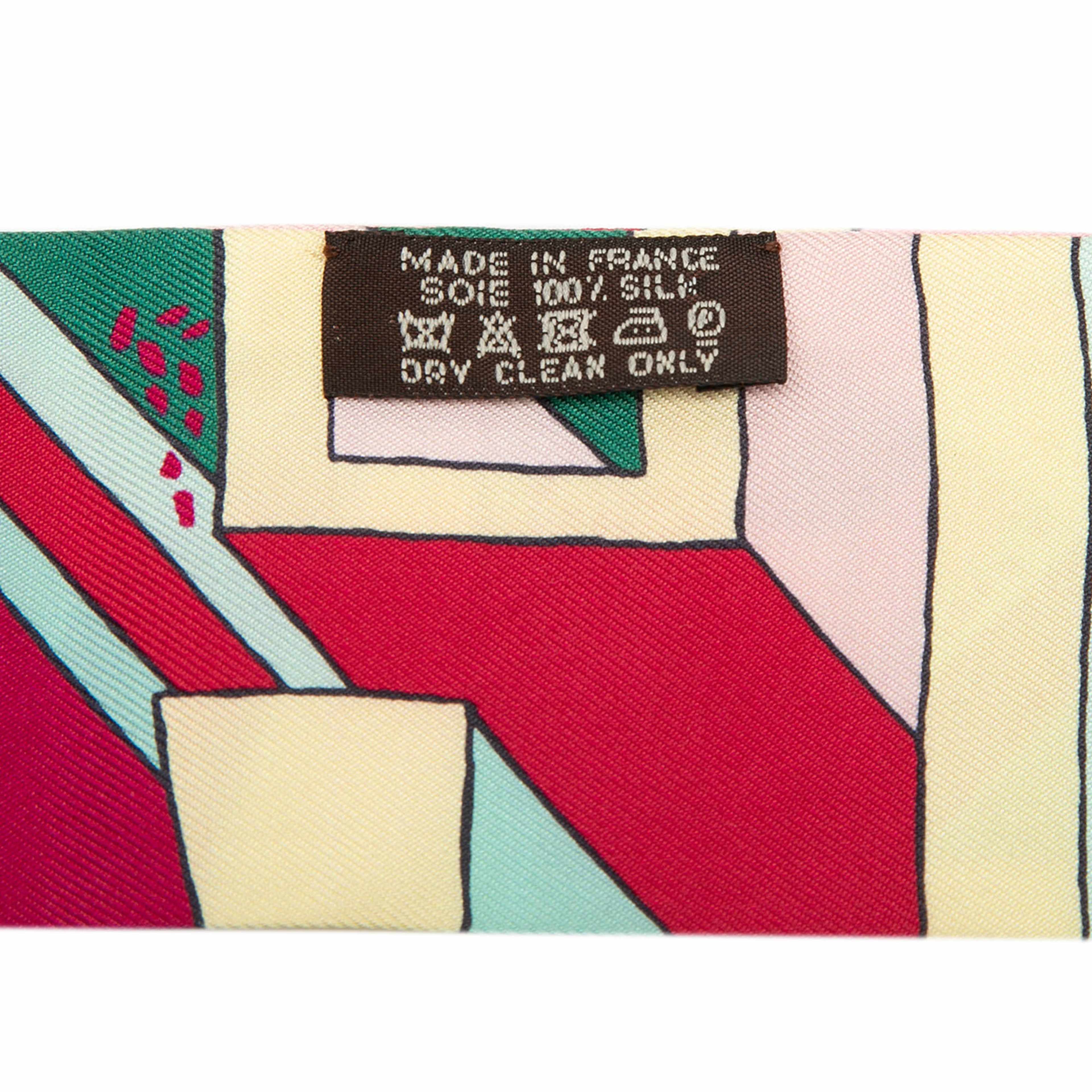 Hermès On A Summer Day Silk Twilly Scarf, från Luxclusif, i färgen pink. Klicka för att öppna bilden i stort format