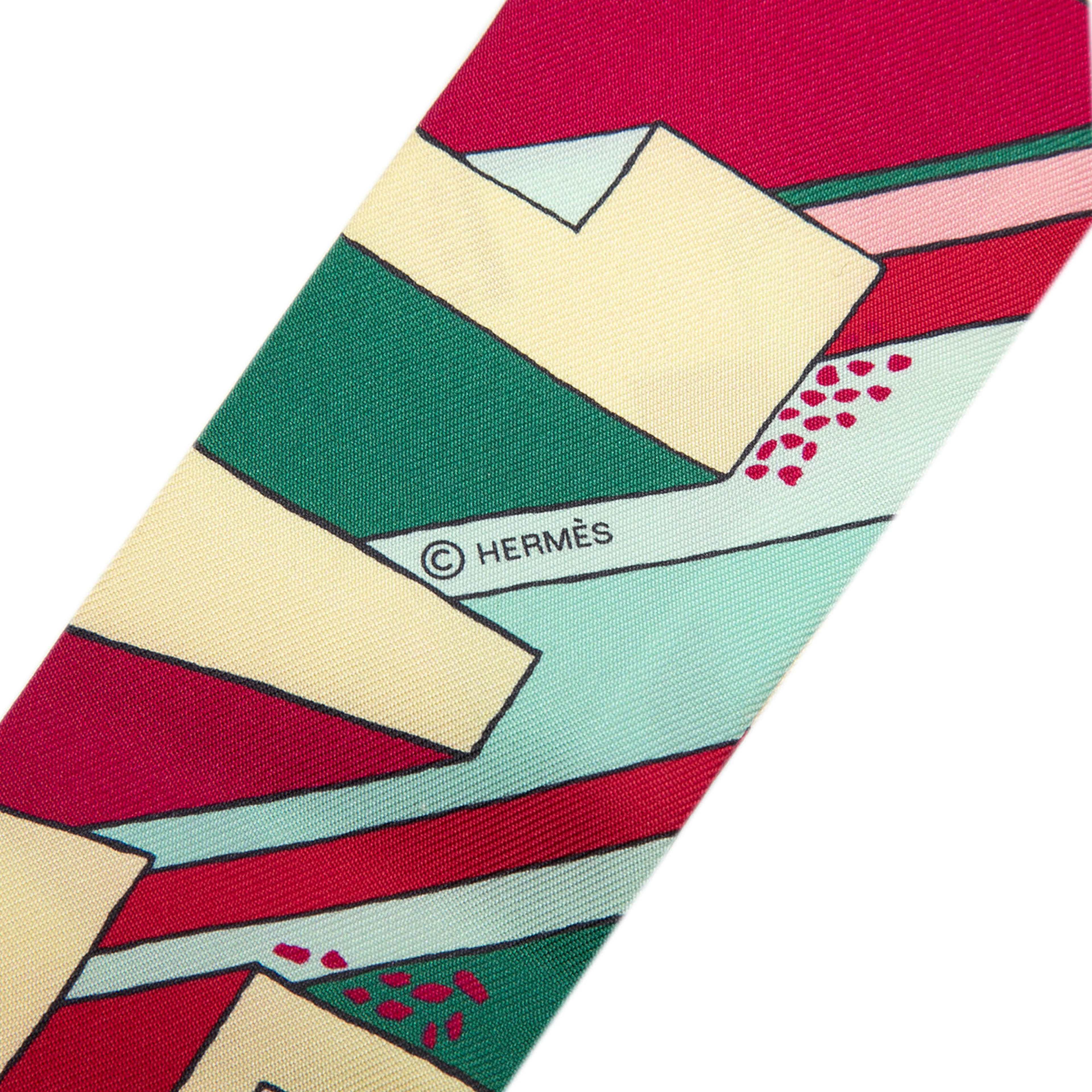 Hermès On A Summer Day Silk Twilly Scarf, från Luxclusif, i färgen pink. Klicka för att öppna bilden i stort format