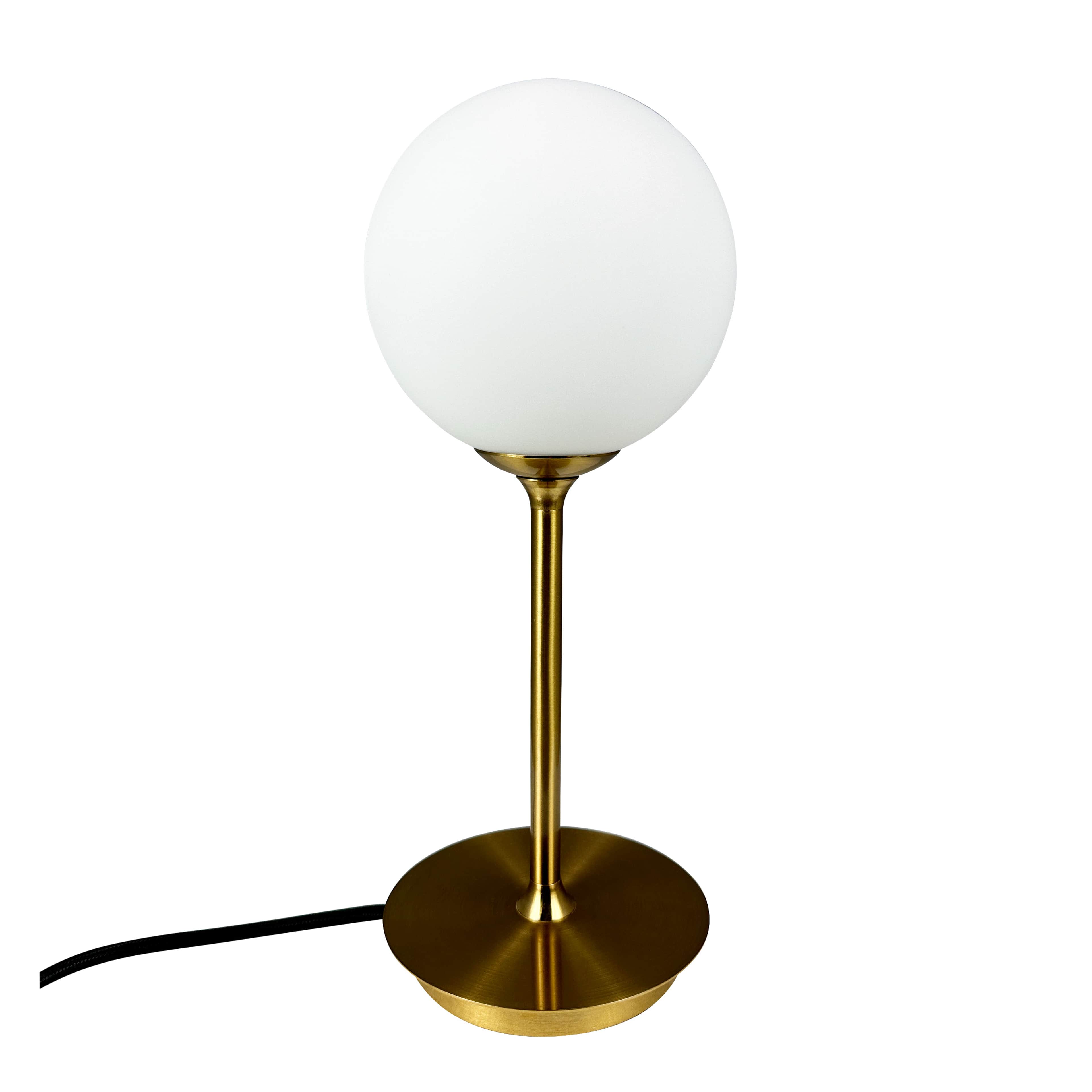 Sia Table Lamp, från Dyberg Larsen, i färgen opal/ brass. Klicka för att öppna bilden i stort format