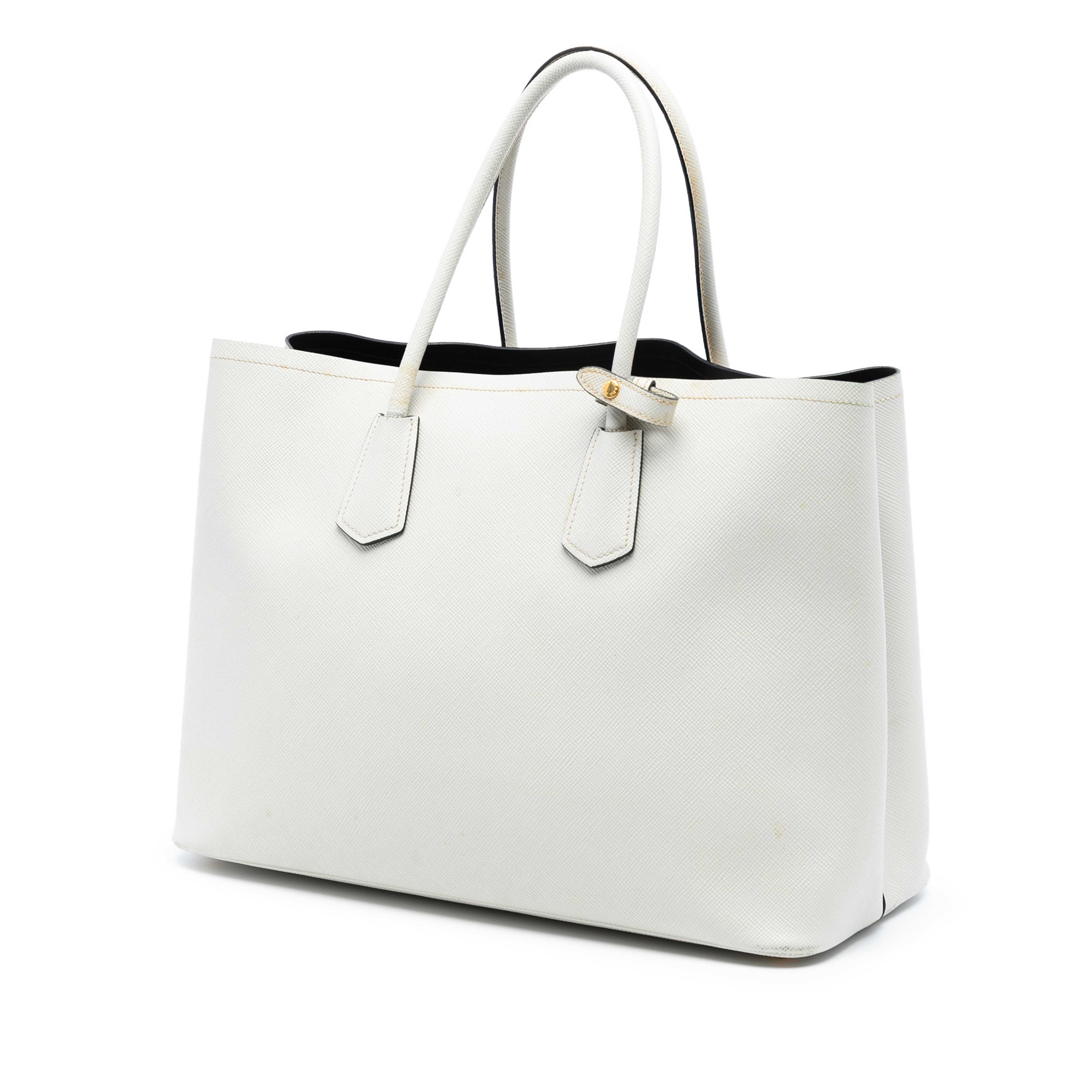 Prada Large Saffiano Cuir Double Satchel, från Luxclusif, i färgen white. Klicka för att öppna bilden i stort format