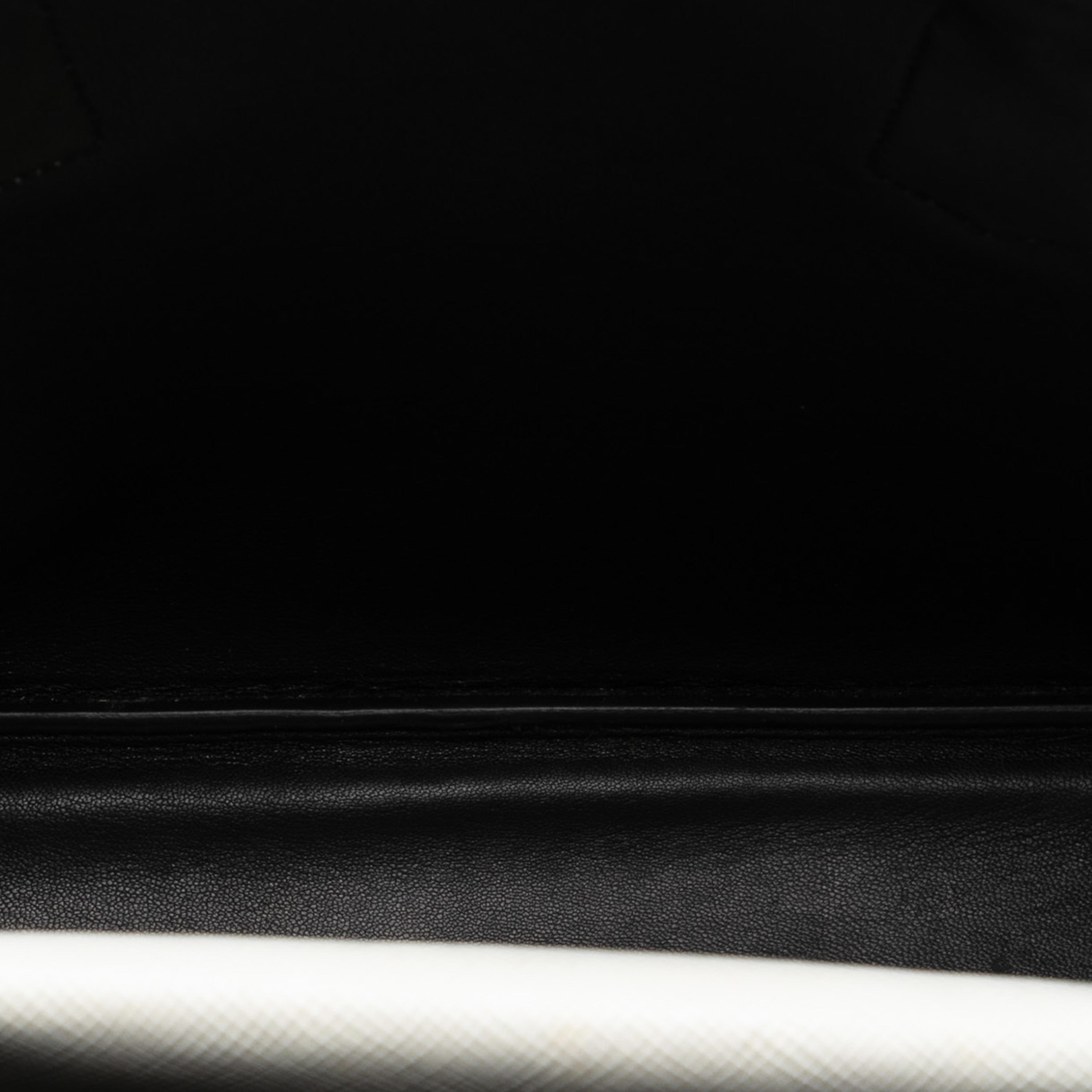 Prada Large Saffiano Cuir Double Satchel, från Luxclusif, i färgen white. Klicka för att öppna bilden i stort format