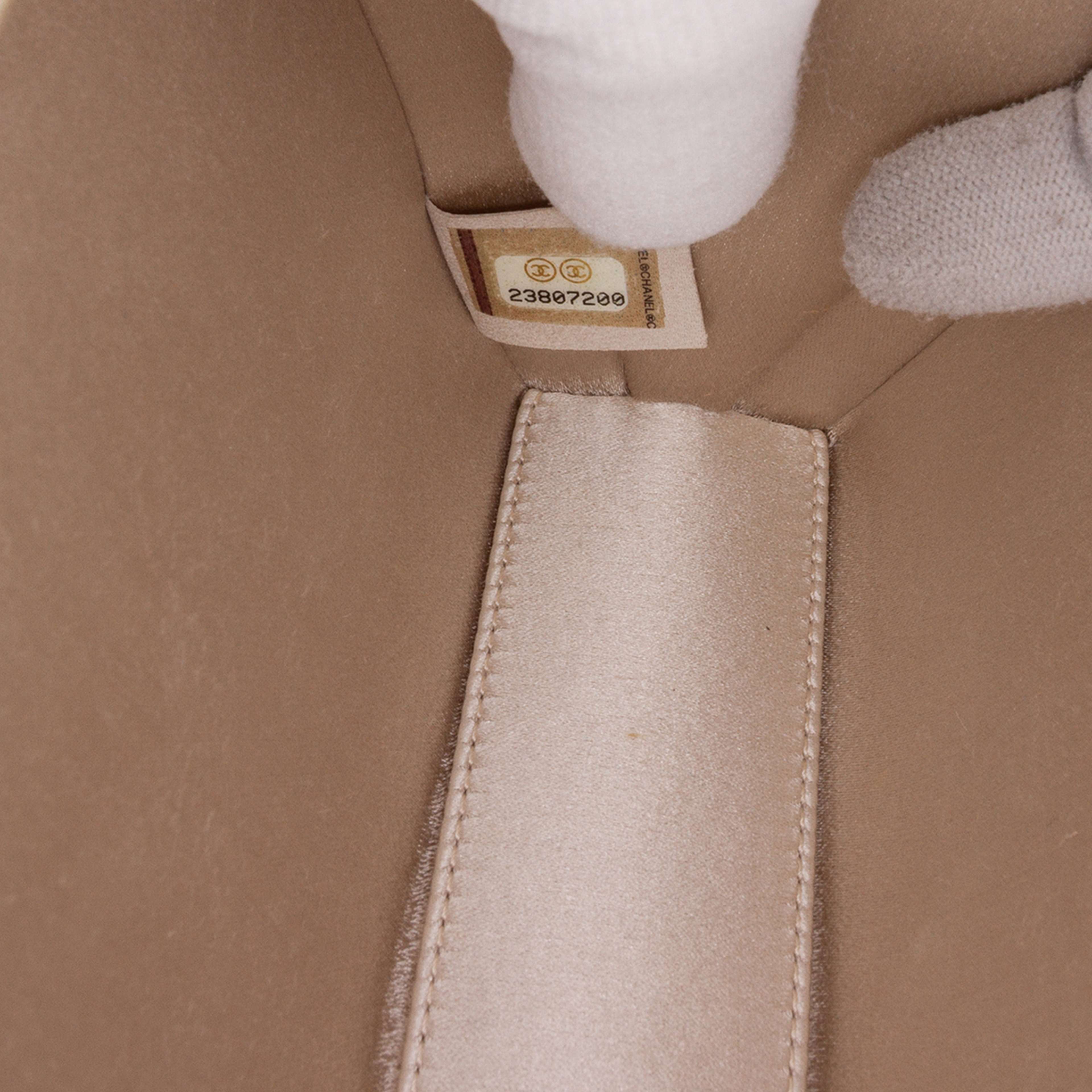 Chanel Chocolate Bar Metallic Lambskin Frame Clutch With Chain, från Luxclusif, i färgen light gold. Klicka för att öppna bilden i stort format