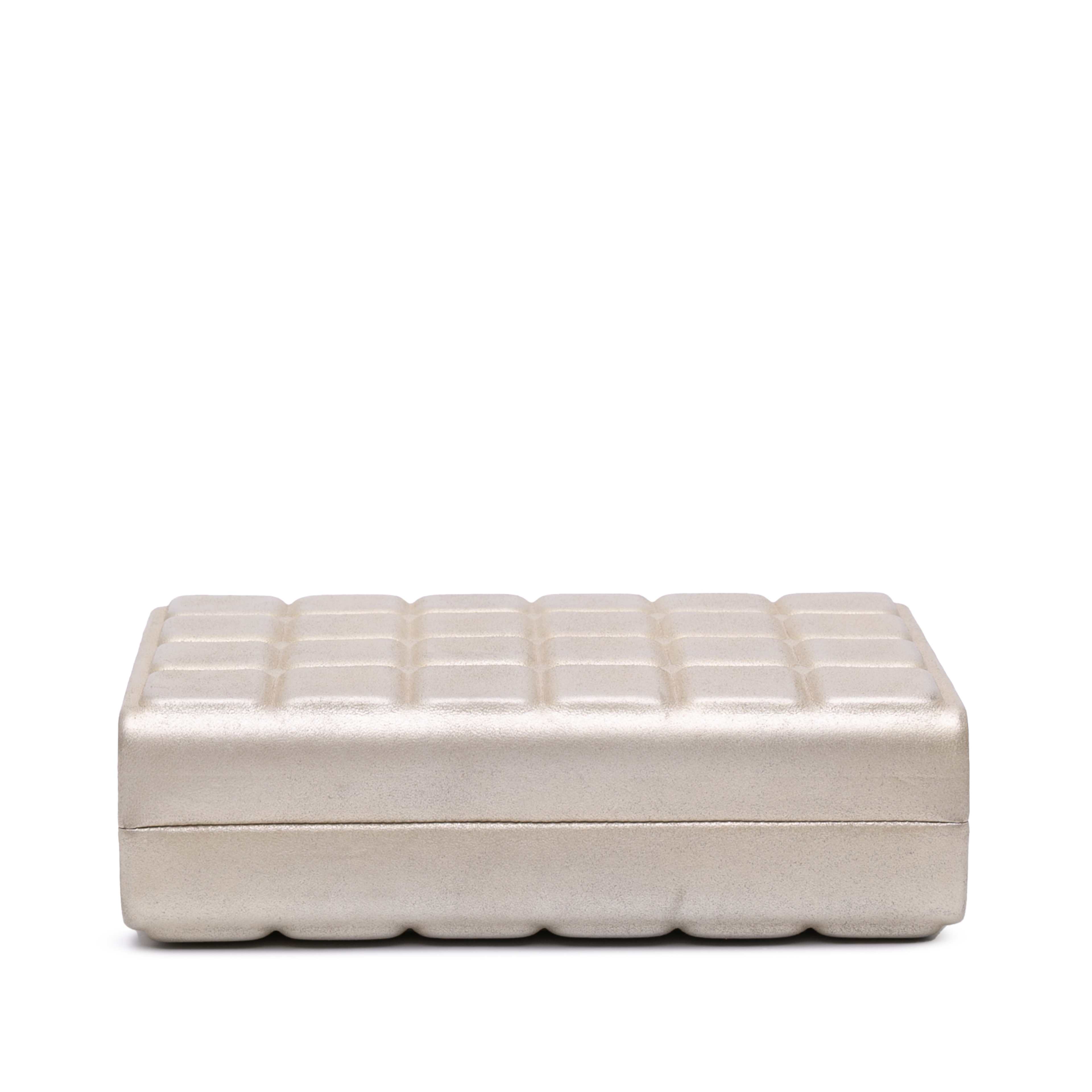 Chanel Chocolate Bar Metallic Lambskin Frame Clutch With Chain, från Luxclusif, i färgen light gold. Klicka för att öppna bilden i stort format