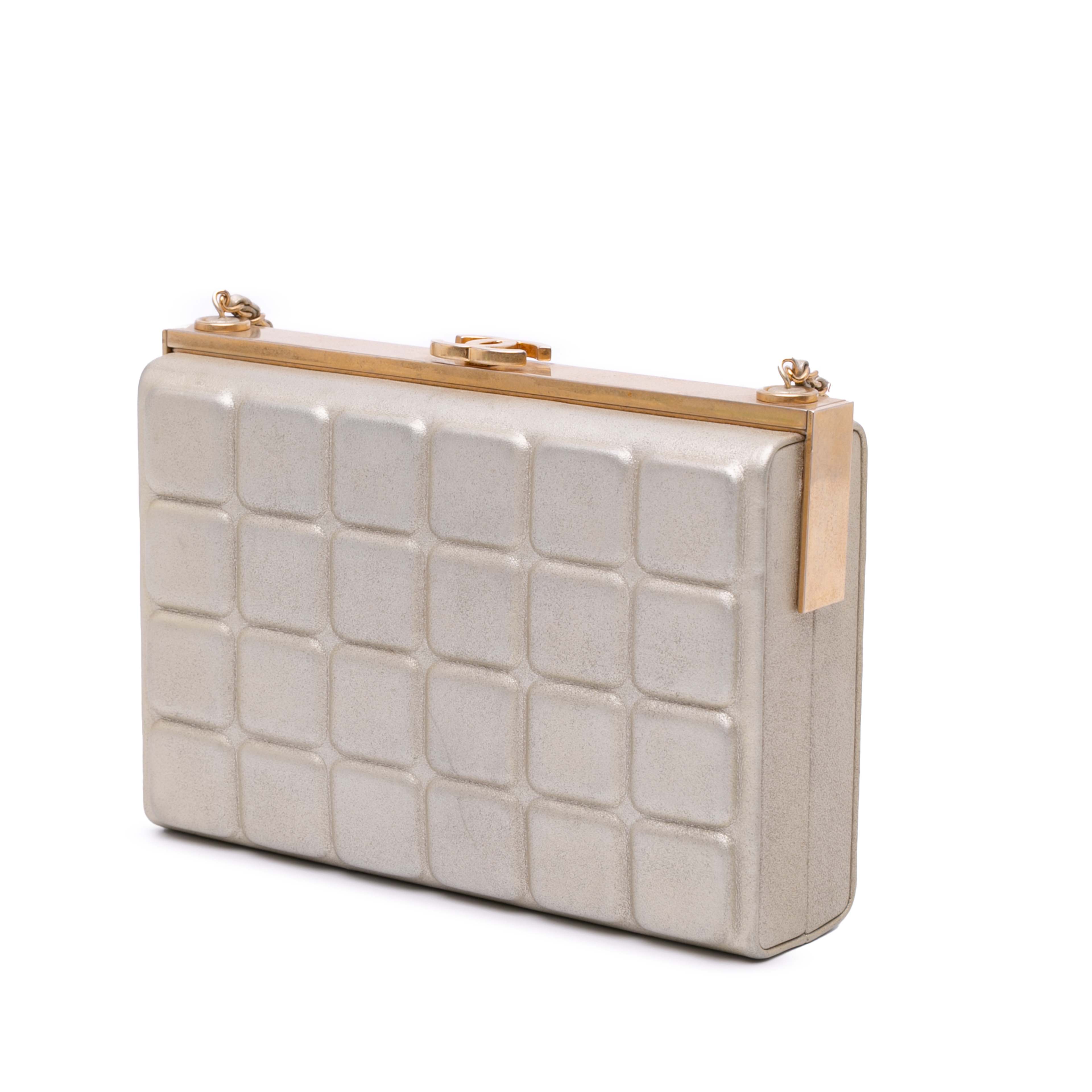 Chanel Chocolate Bar Metallic Lambskin Frame Clutch With Chain, från Luxclusif, i färgen guld. Klicka för att öppna bilden i stort format
