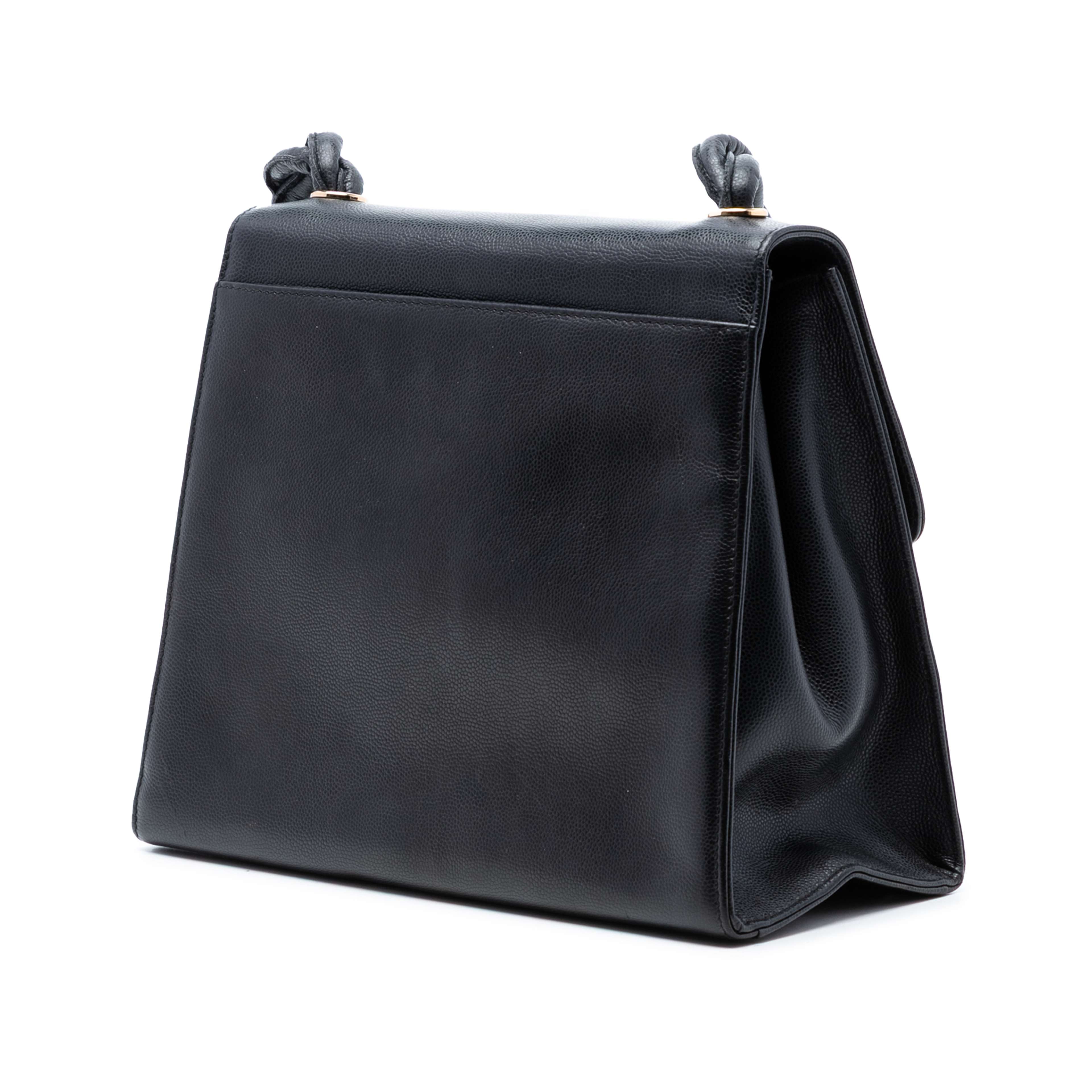 Chanel Cc Caviar Twisted Strap Shoulder Bag, från Luxclusif, i färgen svart. Klicka för att öppna bilden i stort format