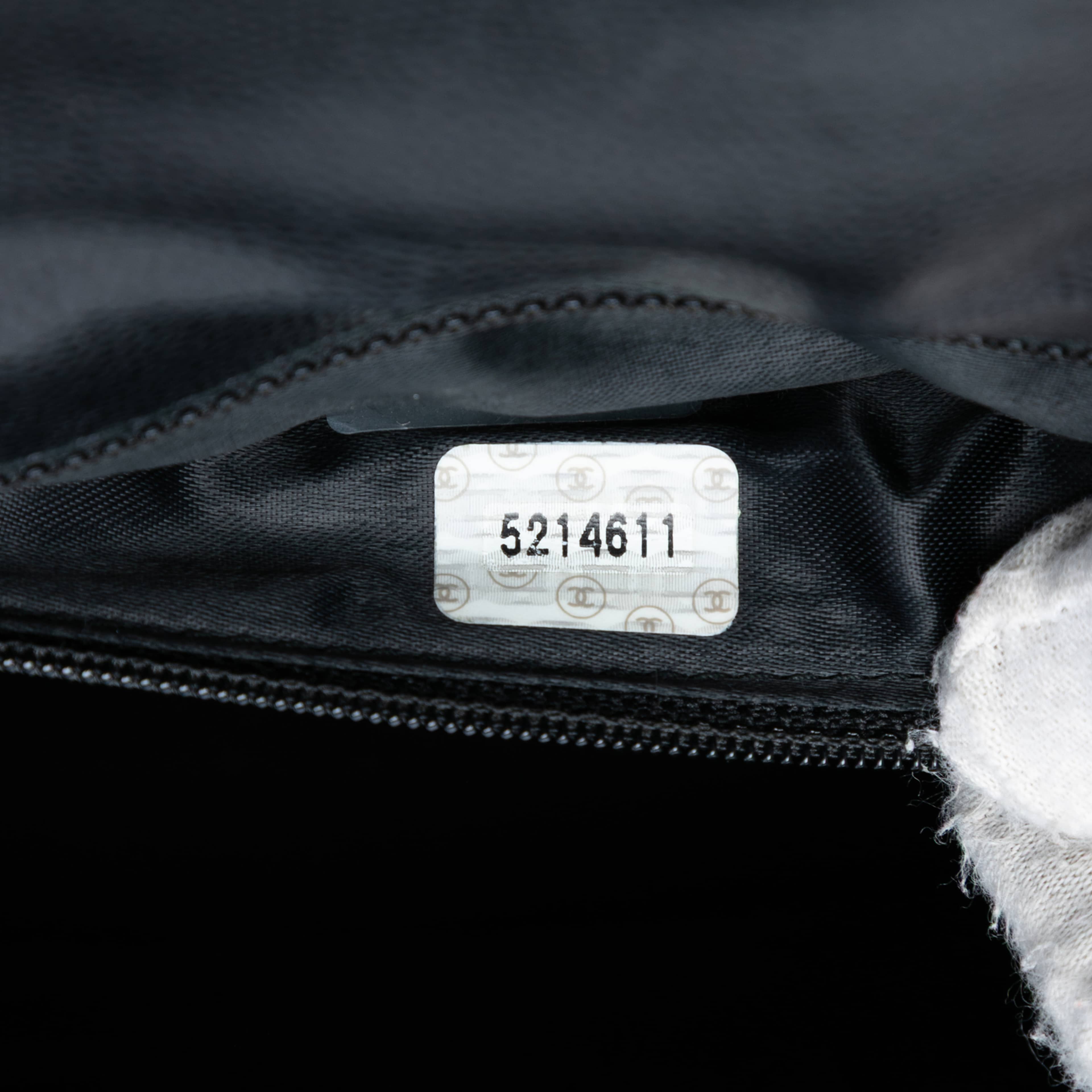 Chanel Cc Caviar Twisted Strap Shoulder Bag, från Luxclusif, i färgen black. Klicka för att öppna bilden i stort format