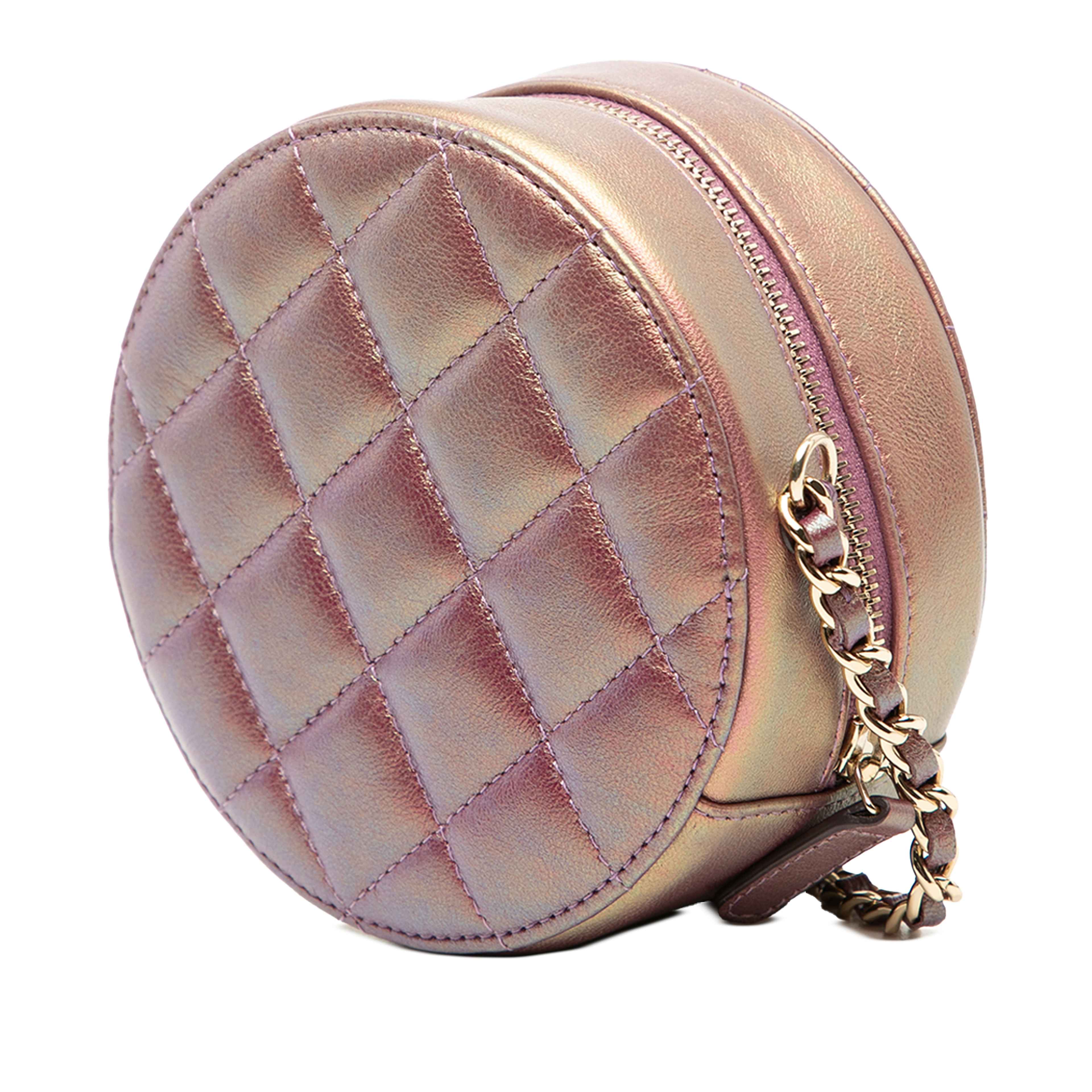 Chanel Quilted Iridescent Lambskin Round Clutch With Chain, från Luxclusif, i färgen purple. Klicka för att öppna bilden i stort format