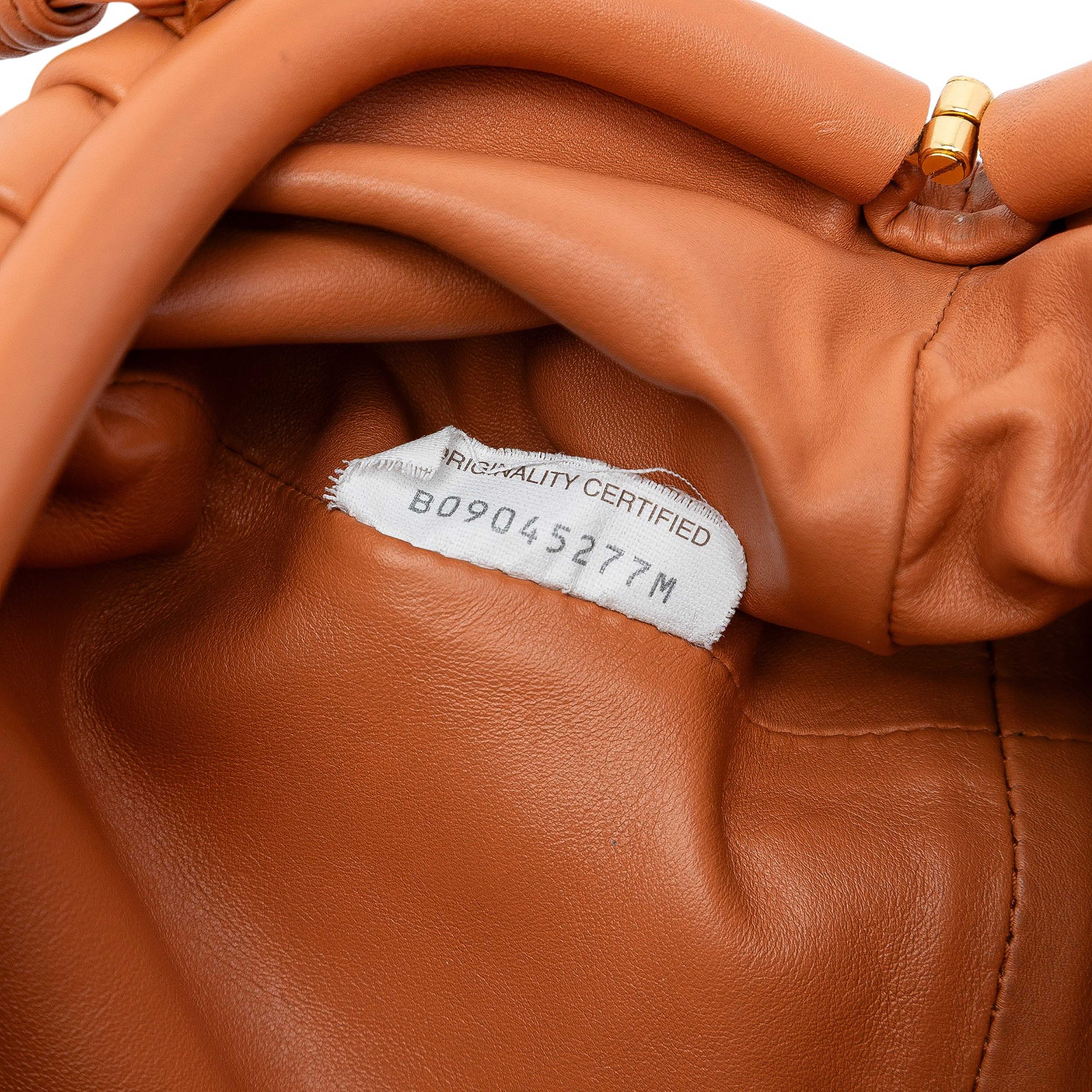 Bottega Veneta Lambskin The Mini Pouch Crossbody, från Luxclusif, i färgen camel. Klicka för att öppna bilden i stort format