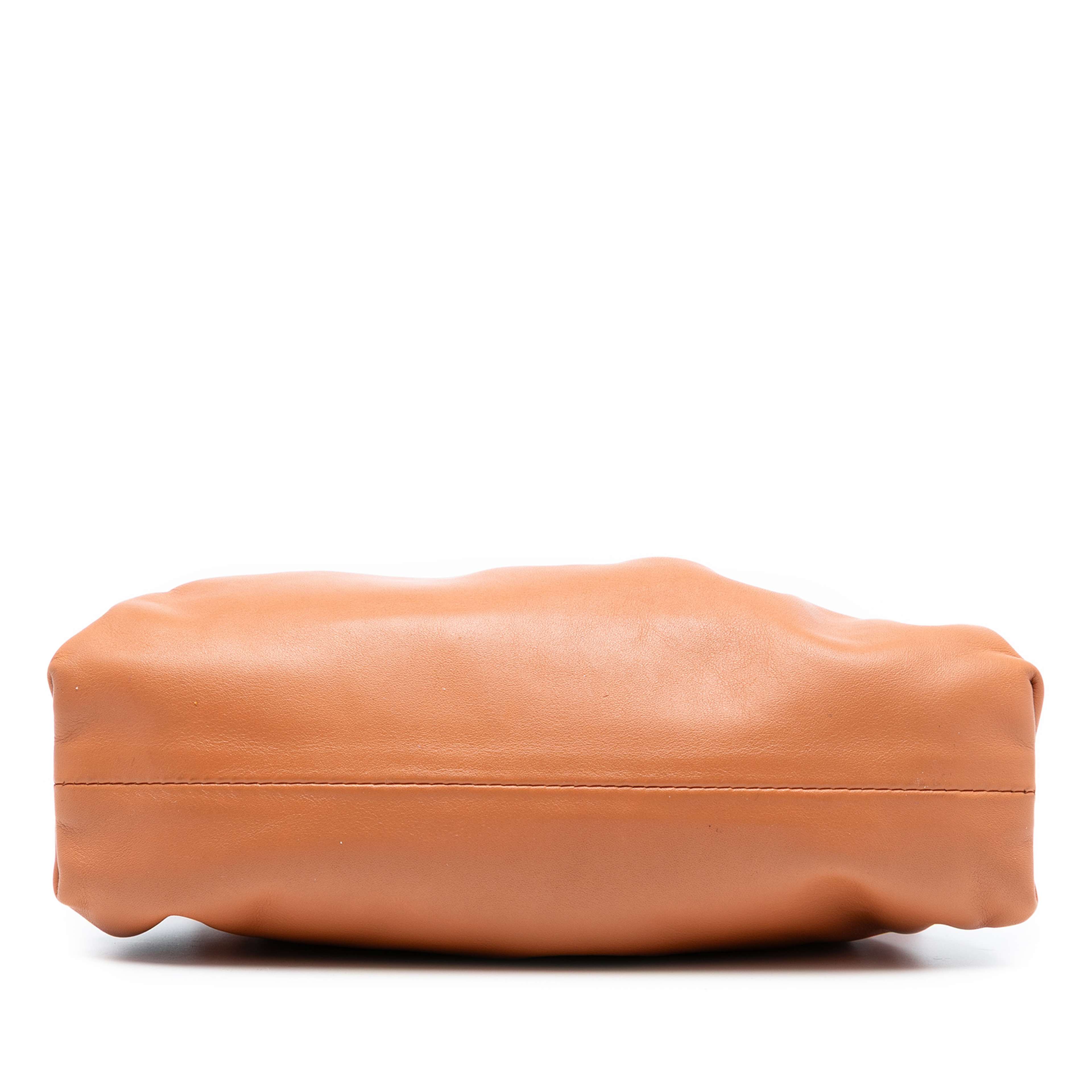 Bottega Veneta Lambskin The Mini Pouch Crossbody, från Luxclusif, i färgen camel. Klicka för att öppna bilden i stort format