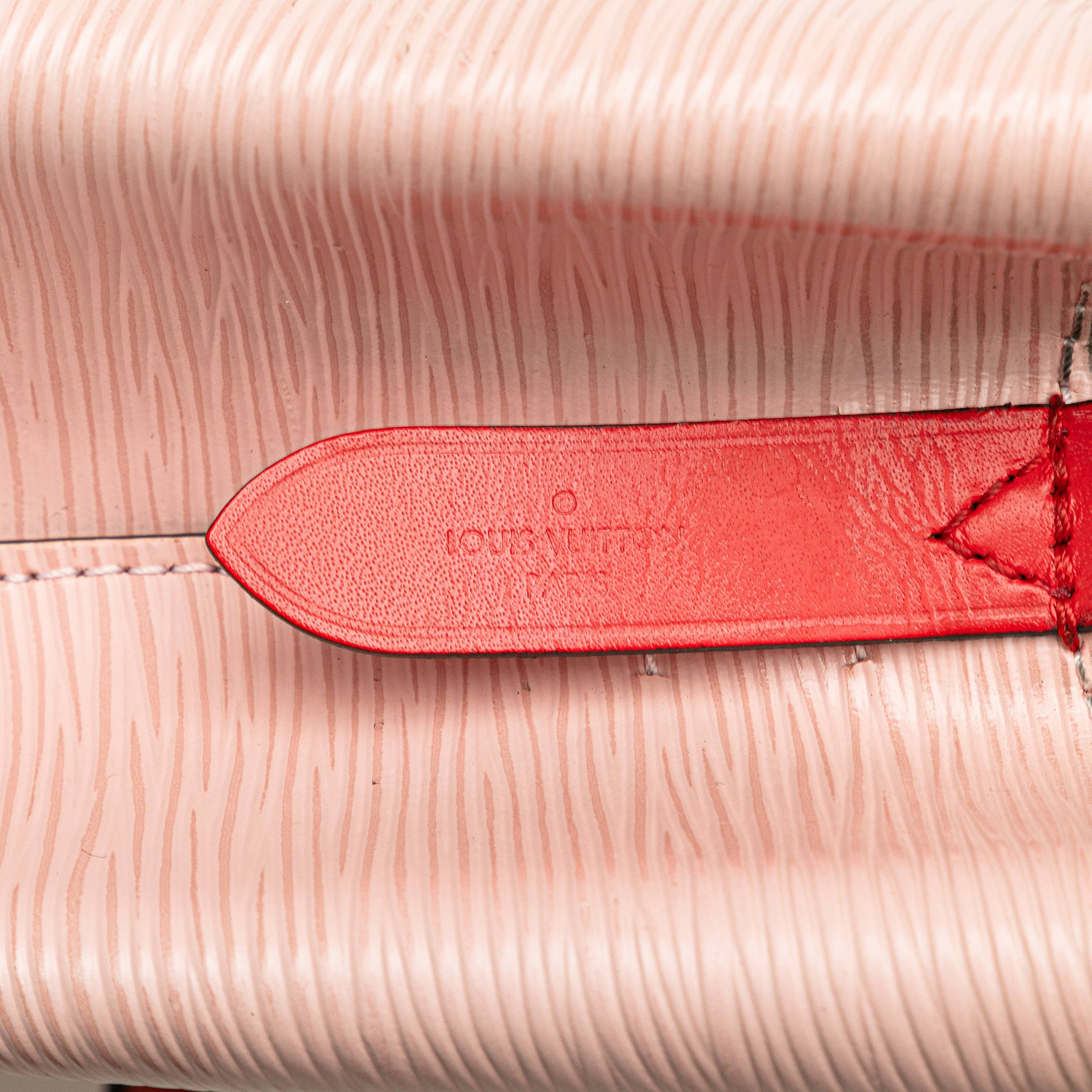 Louis Vuitton Epi Neonoe Bb, från Luxclusif, i färgen light pink. Klicka för att öppna bilden i stort format