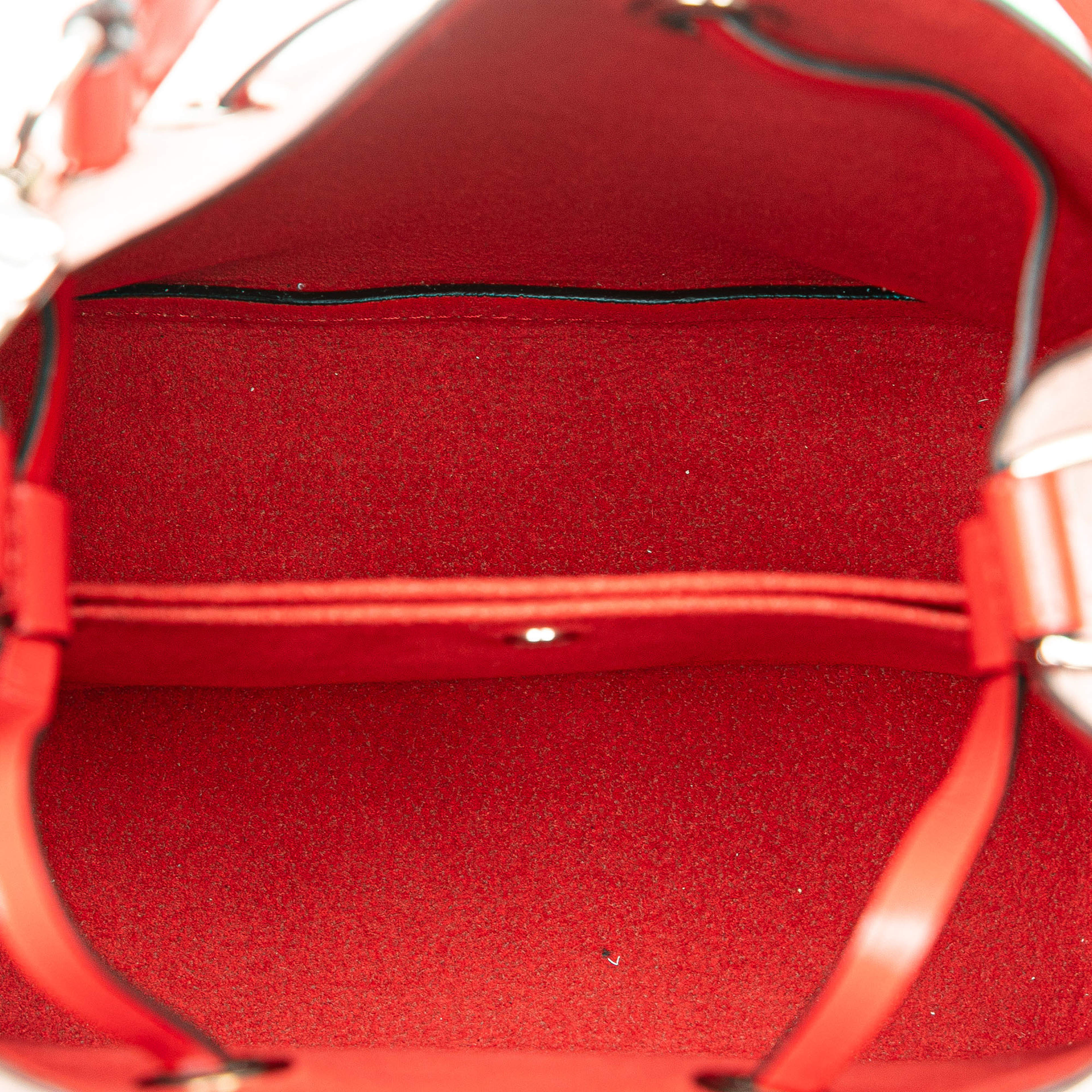 Louis Vuitton Epi Neonoe Bb, från Luxclusif, i färgen light pink. Klicka för att öppna bilden i stort format