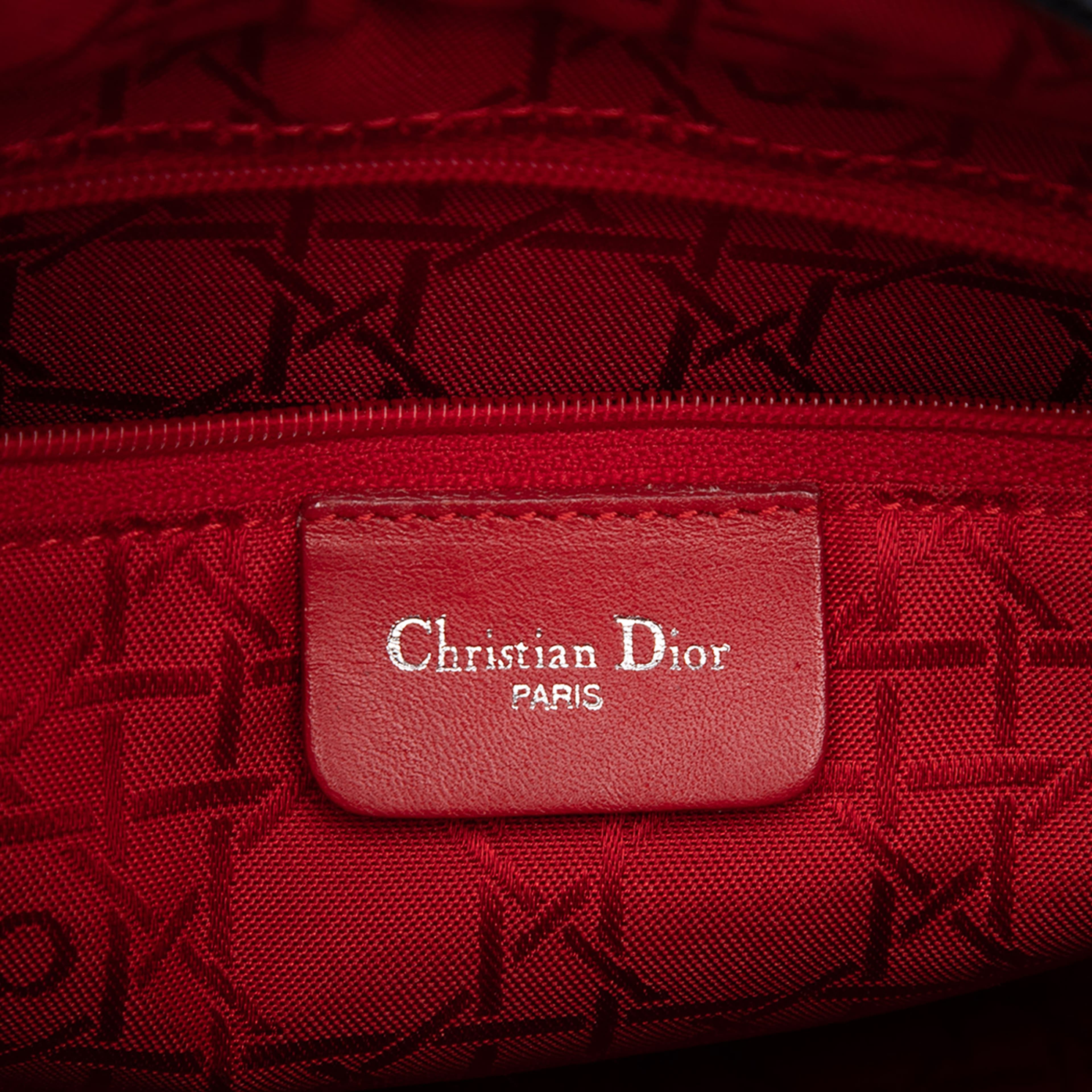 Dior Medium Glazed Calfskin Lady Dior, från Luxclusif, i färgen navy. Klicka för att öppna bilden i stort format