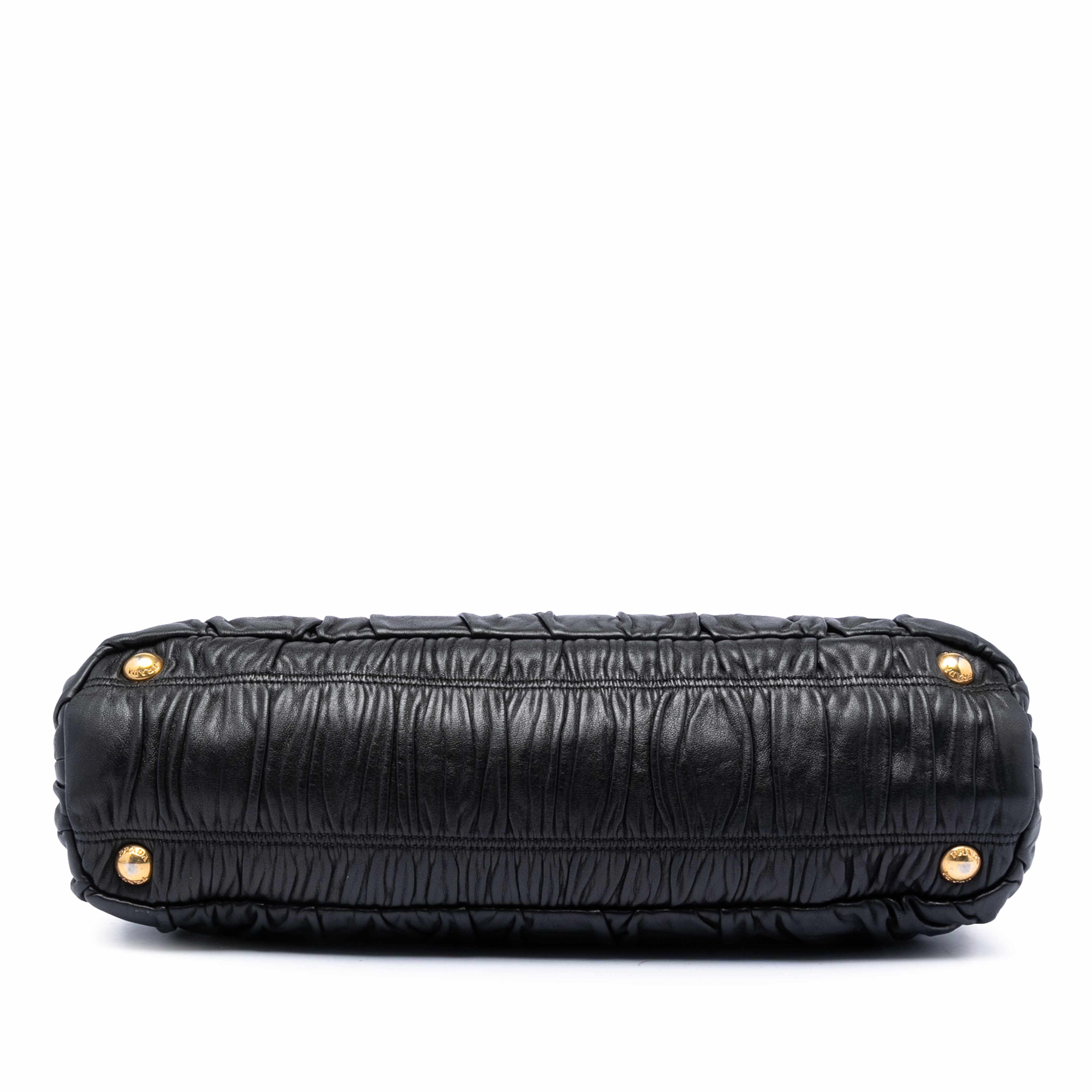 Prada Nappa Gaufre Satchel, från Luxclusif, i färgen svart. Klicka för att öppna bilden i stort format