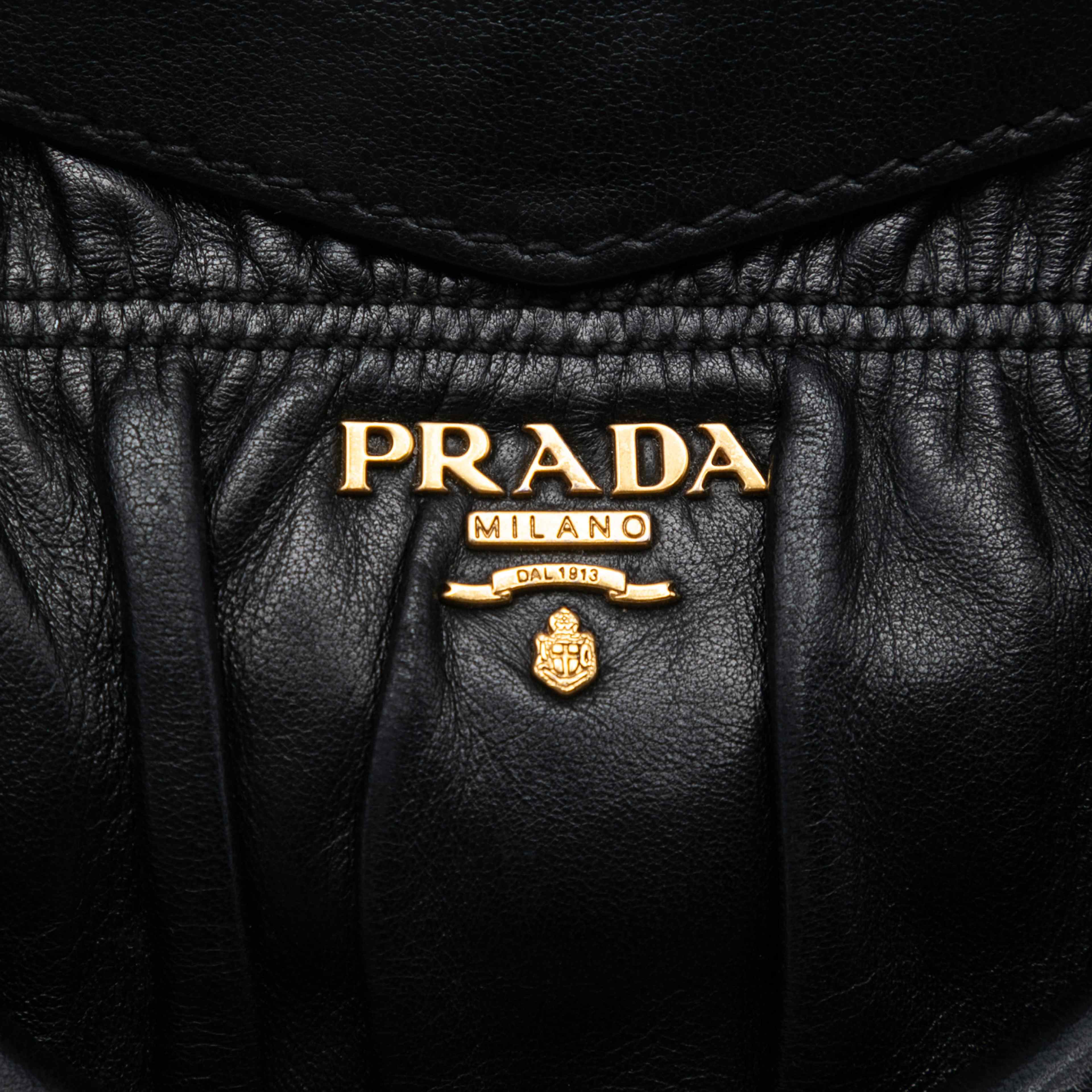 Prada Nappa Gaufre Satchel, från Luxclusif, i färgen svart. Klicka för att öppna bilden i stort format