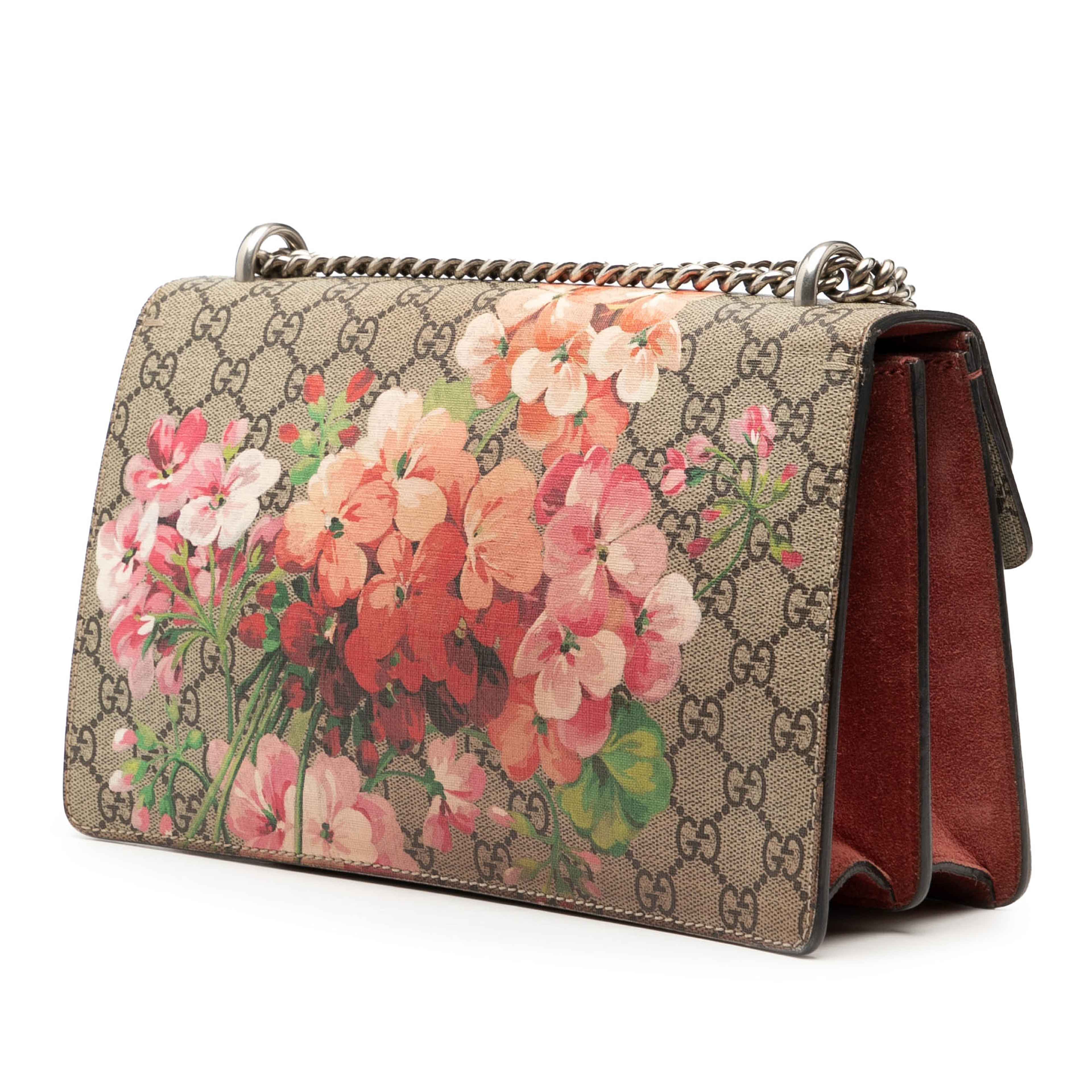 Gucci Small Gg Supreme Blooms Dionysus Shoulder Bag, från Luxclusif, i färgen beige. Klicka för att öppna bilden i stort format