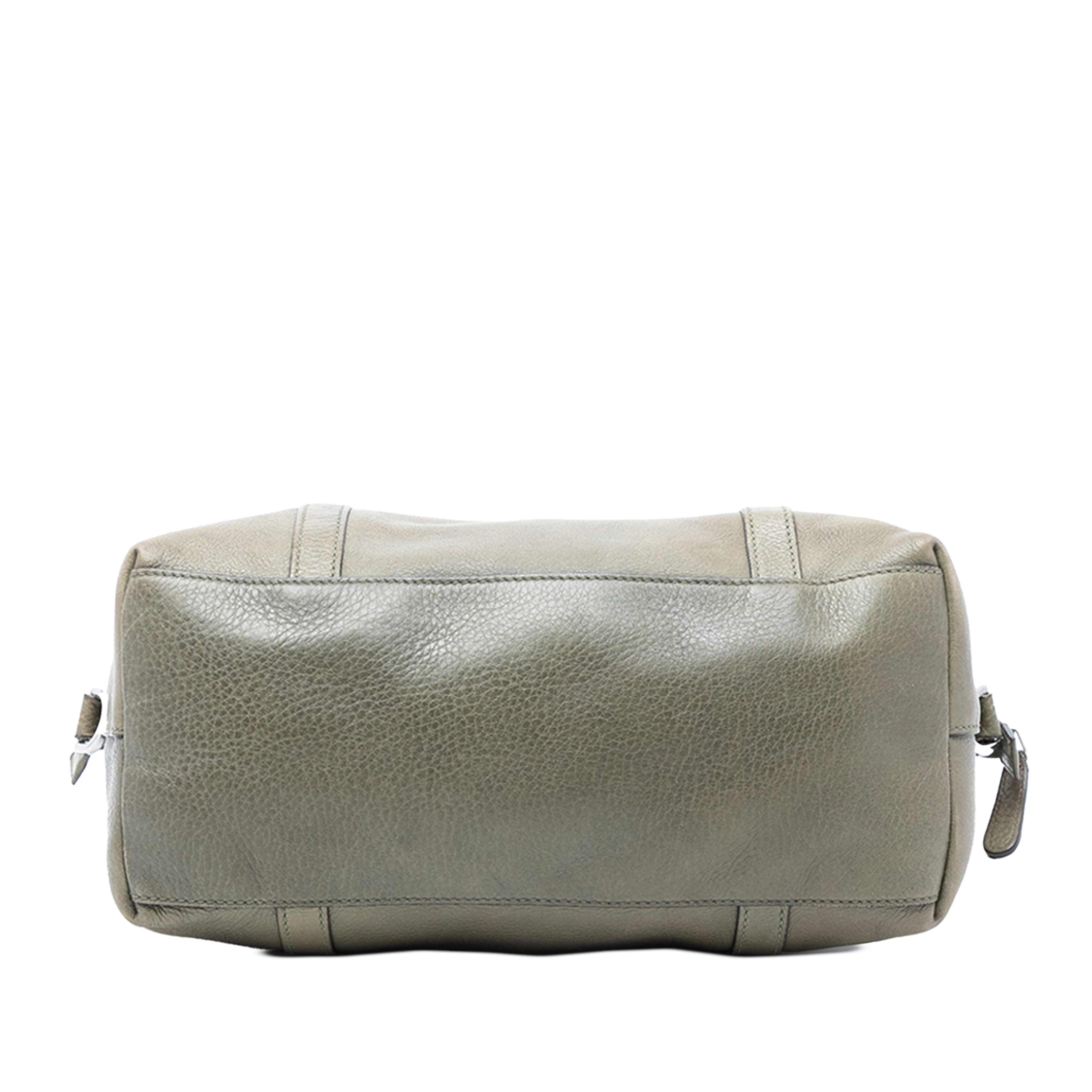 Gucci Leather Gg Charm Dome Satchel, från Luxclusif, i färgen khaki. Klicka för att öppna bilden i stort format