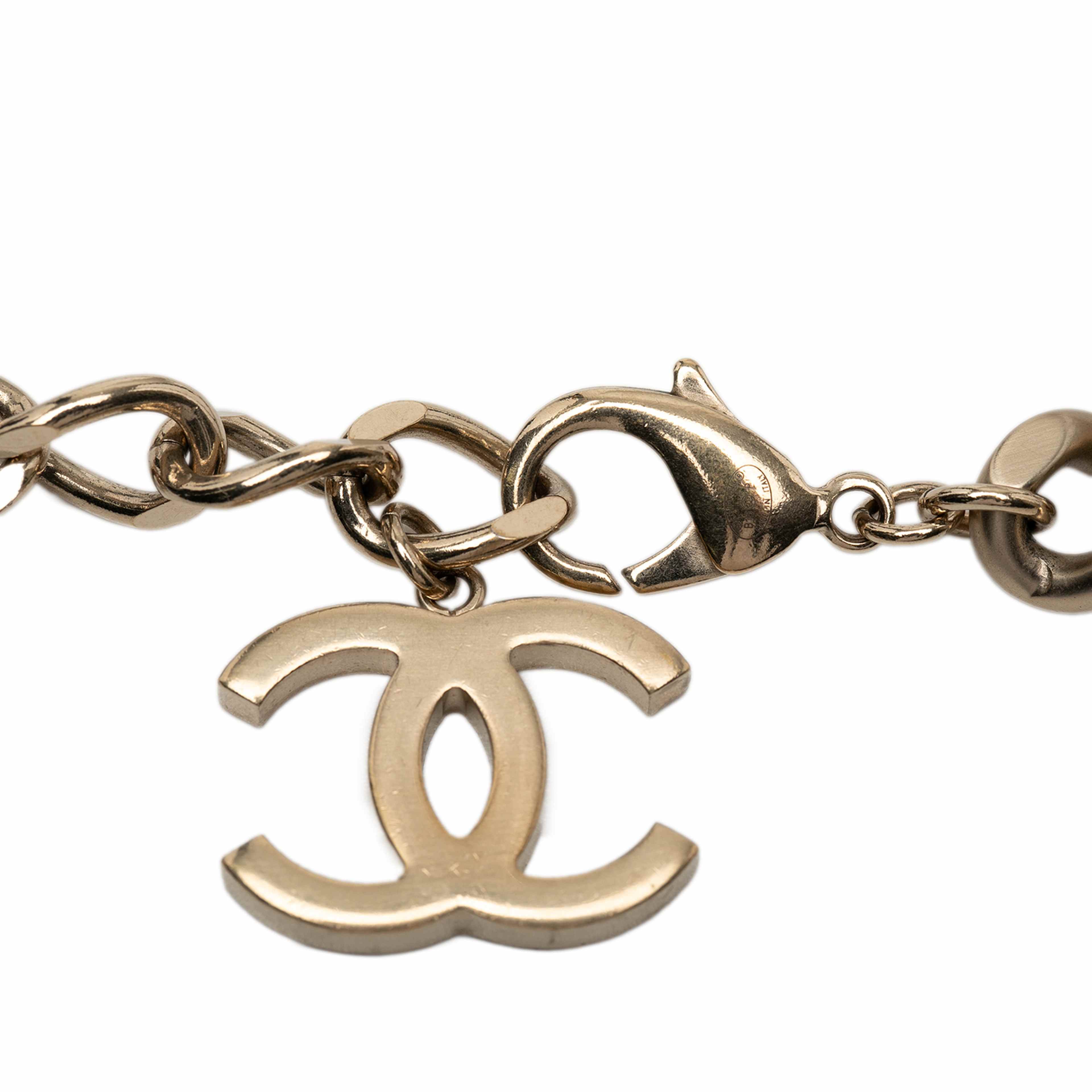 Chanel Gold Plated Id Curb Link Chain Necklace, från Luxclusif, i färgen gold. Klicka för att öppna bilden i stort format