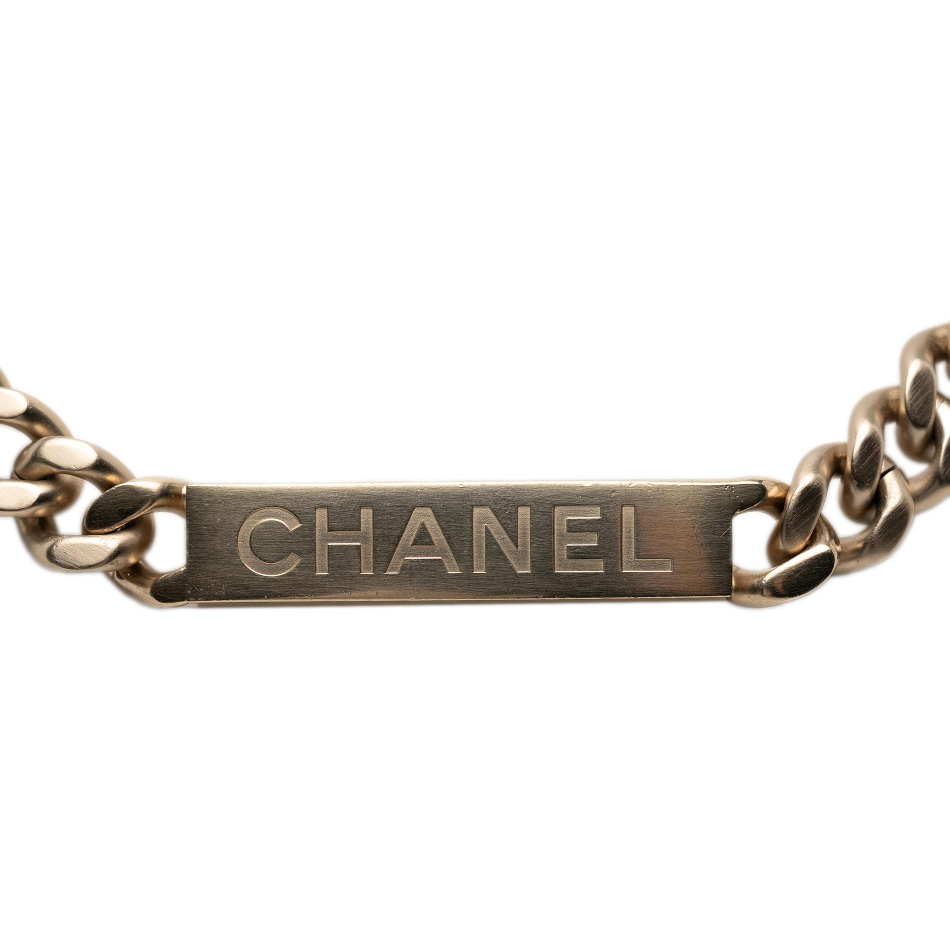 Chanel Gold Plated Id Curb Link Chain Necklace, från Luxclusif, i färgen gold. Klicka för att öppna bilden i stort format