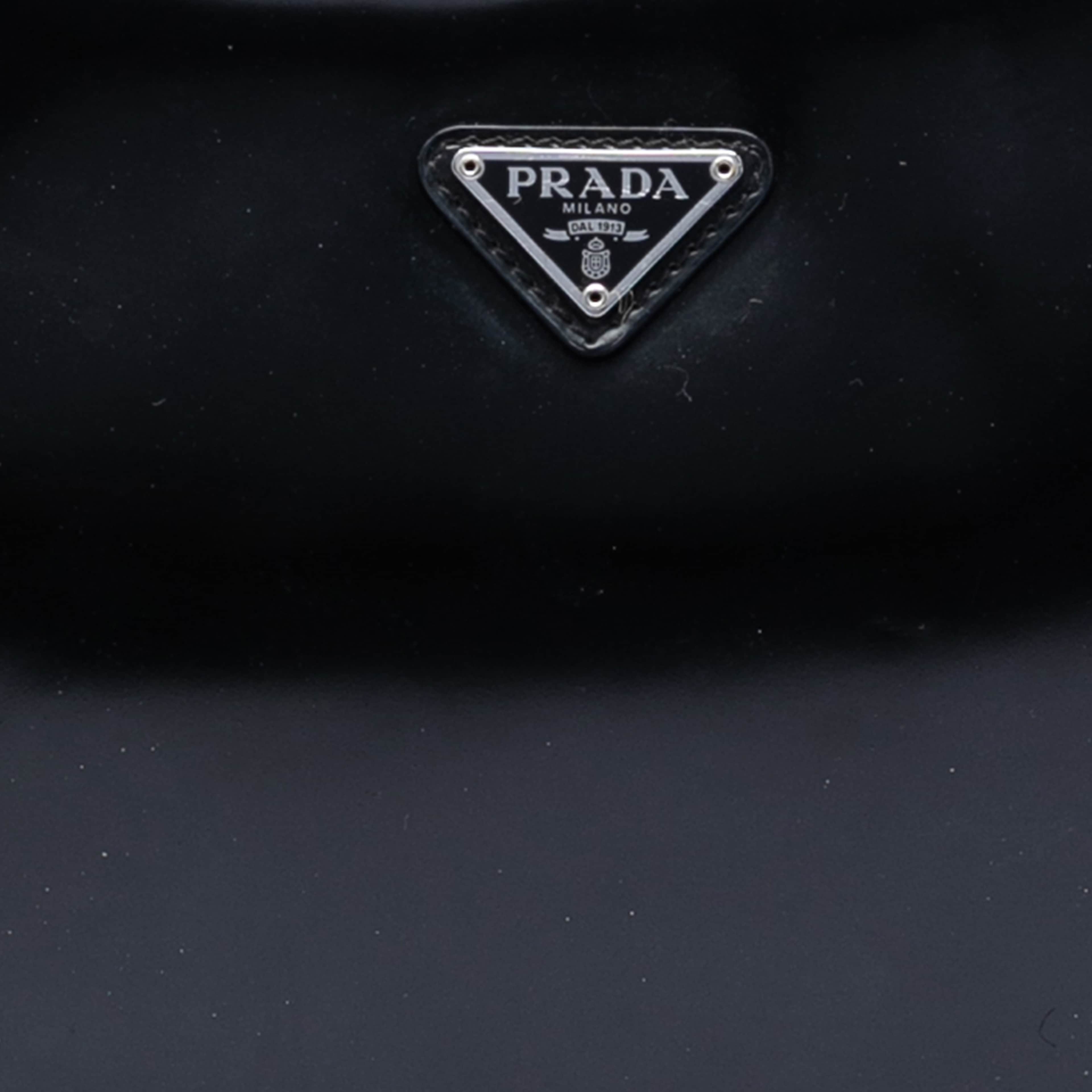 Prada Spazzolato Leather Cleo Shoulder Bag, från Luxclusif, i färgen black. Klicka för att öppna bilden i stort format