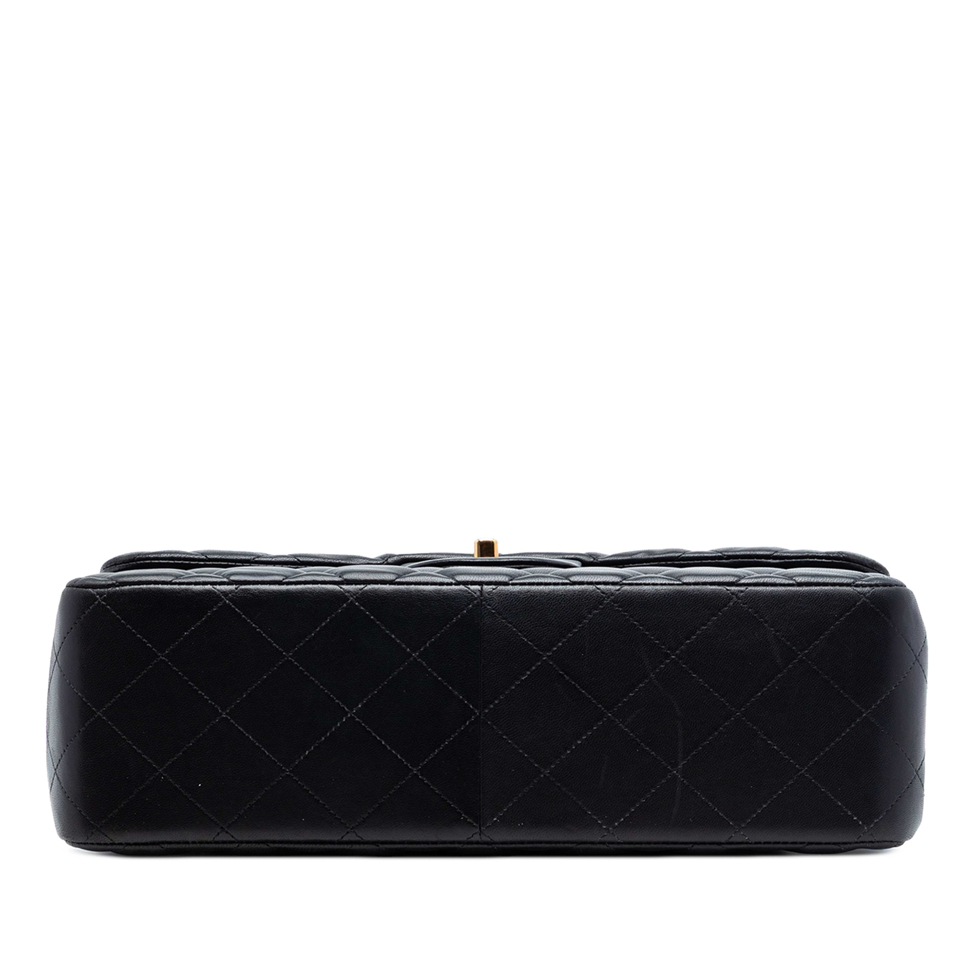 Chanel Jumbo Classic Lambskin Double Flap, från Luxclusif, i färgen black. Klicka för att öppna bilden i stort format