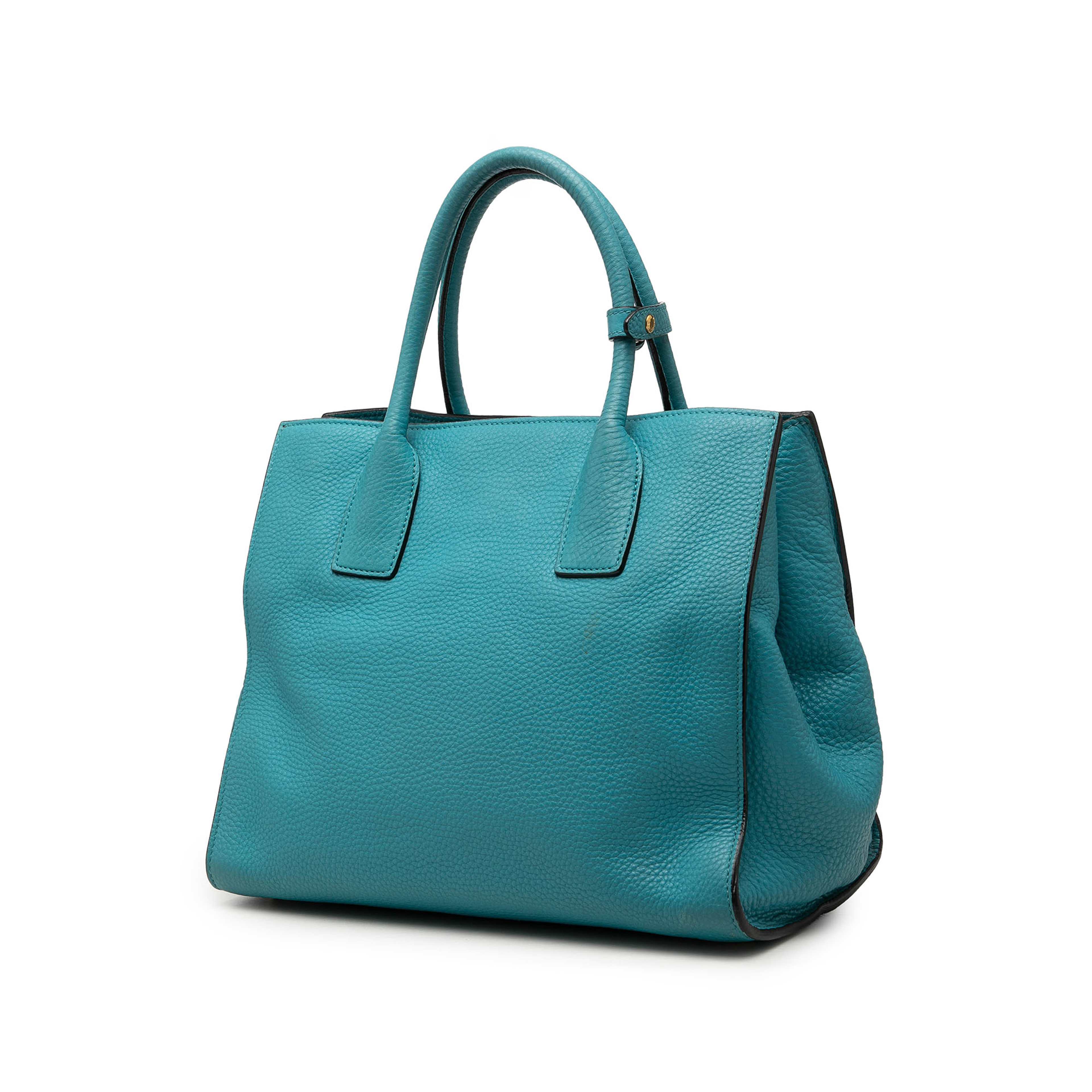 Prada Vitello Daino Open Convertible Tote, från Luxclusif, i färgen blå. Klicka för att öppna bilden i stort format
