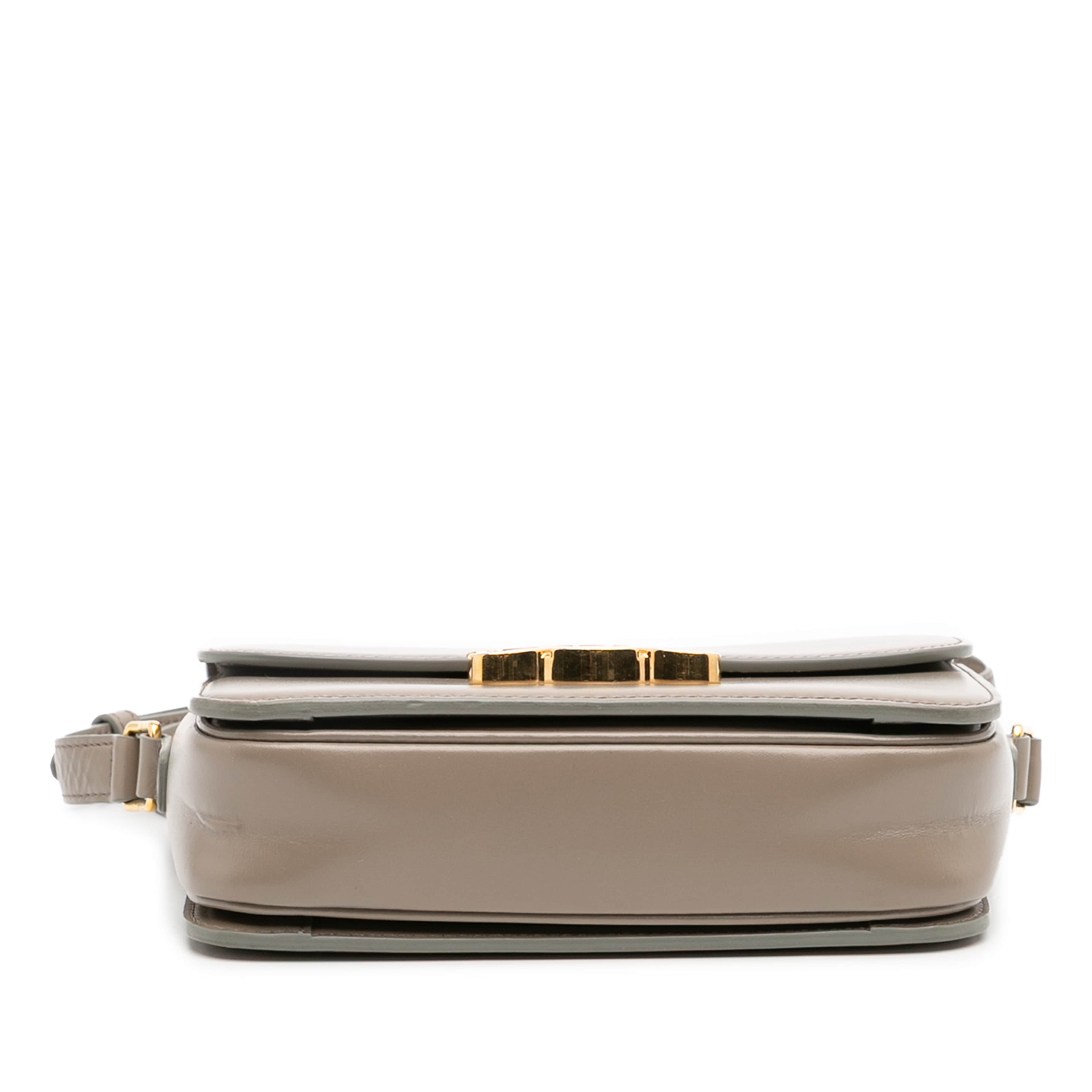 Celine Teen Shiny Calfskin Triomphe Crossbody, från Luxclusif, i färgen taupe. Klicka för att öppna bilden i stort format