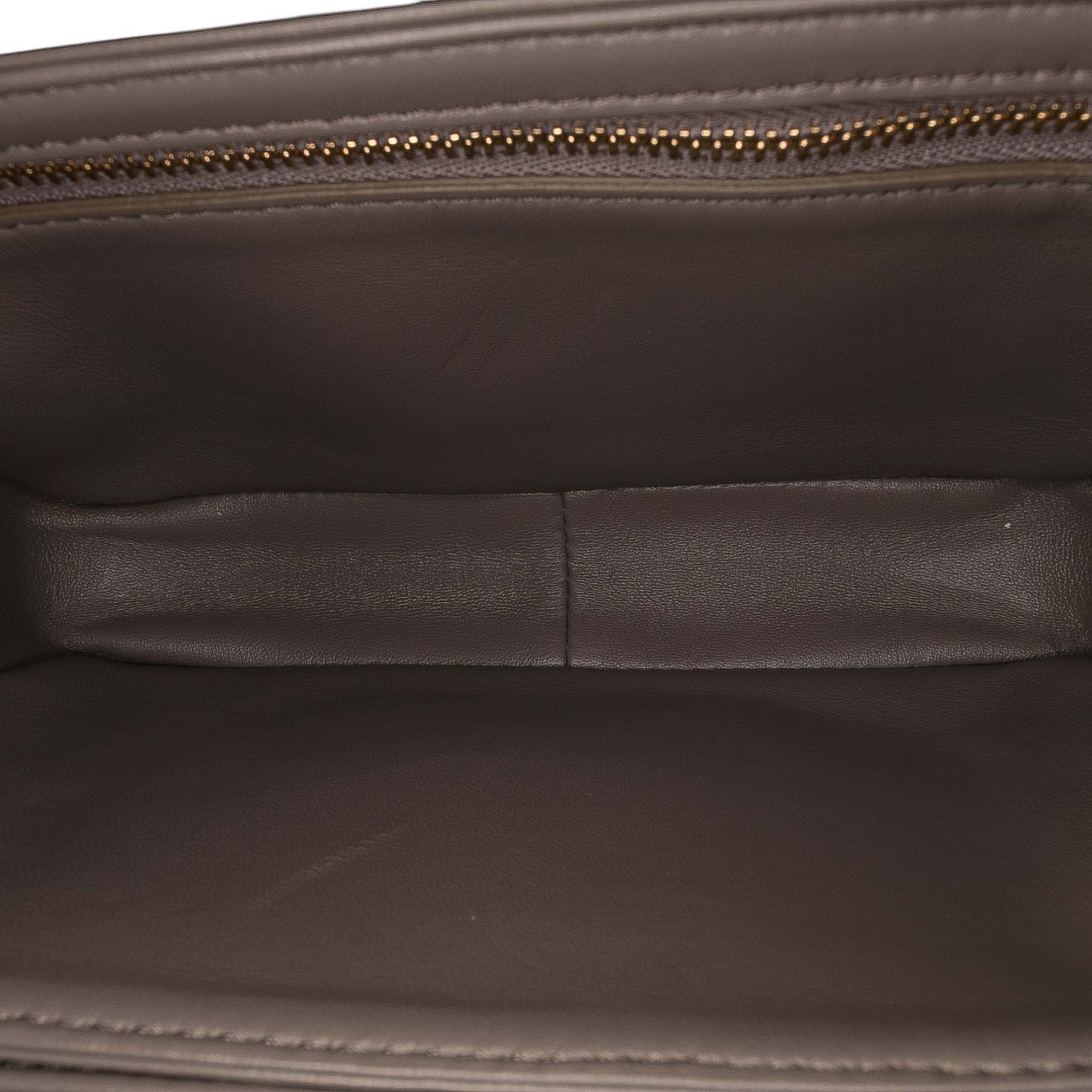 Celine Teen Shiny Calfskin Triomphe Crossbody, från Luxclusif, i färgen taupe. Klicka för att öppna bilden i stort format