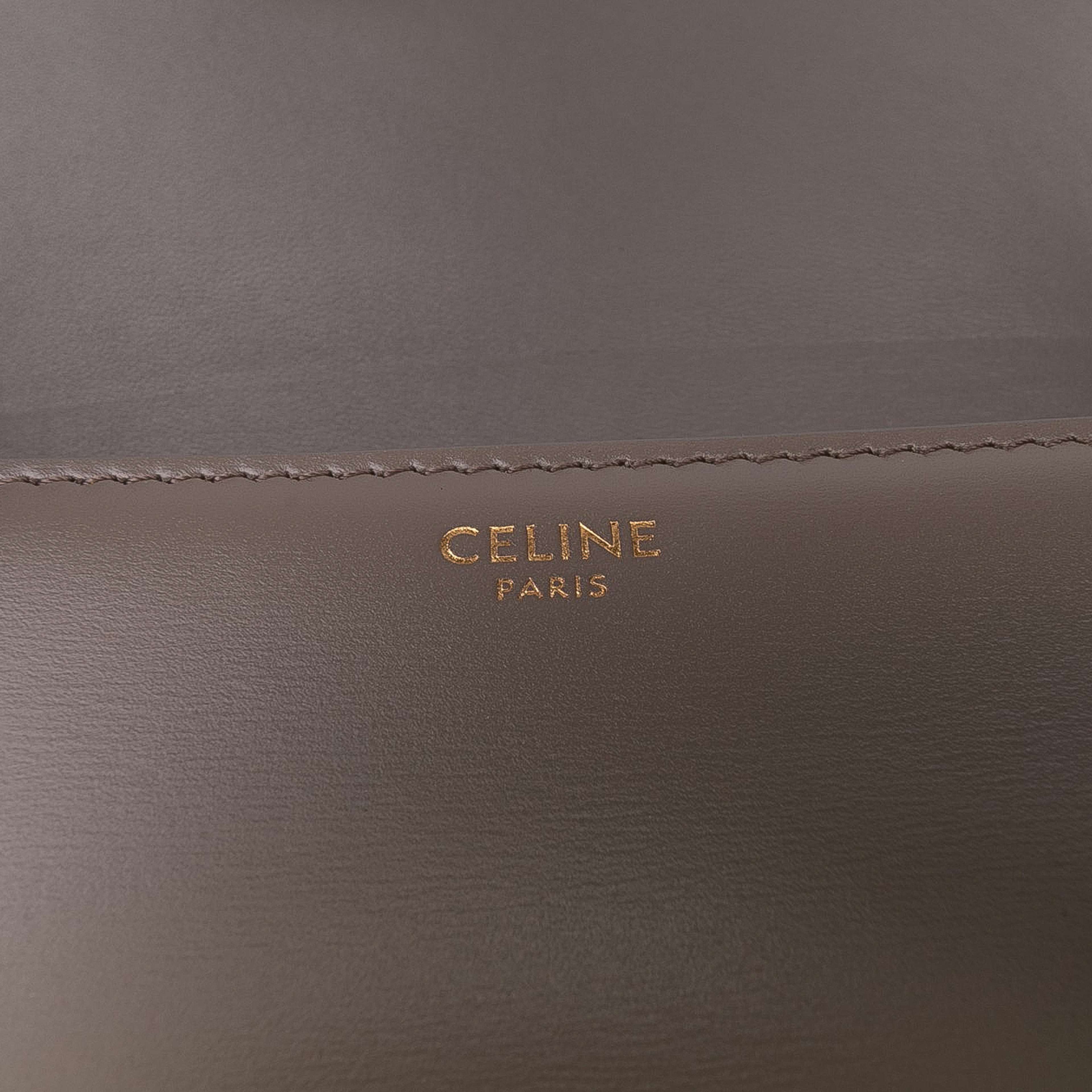 Celine Teen Shiny Calfskin Triomphe Crossbody, från Luxclusif, i färgen taupe. Klicka för att öppna bilden i stort format
