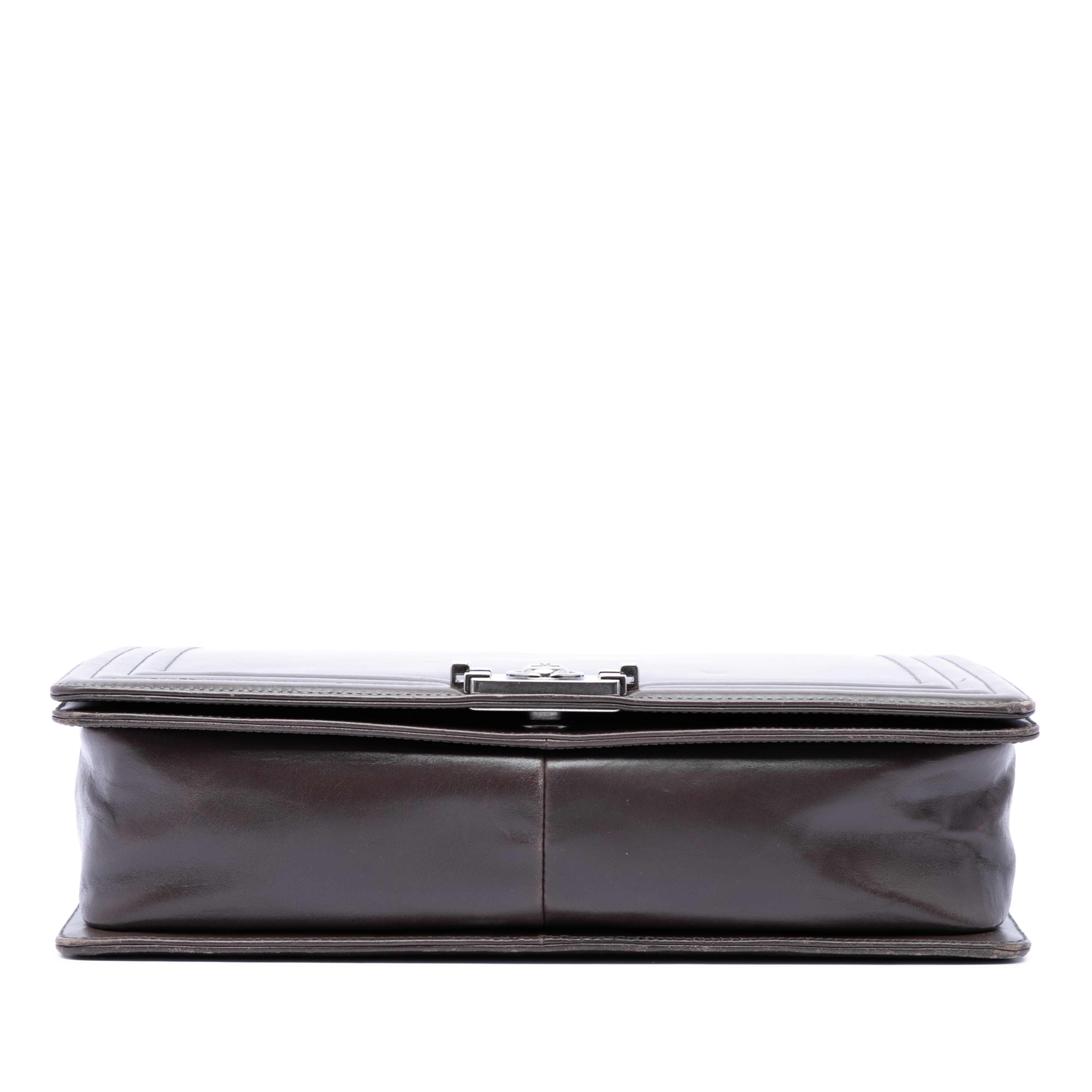Chanel Large Glazed Calfskin Boy Flap, från Luxclusif, i färgen dark brown. Klicka för att öppna bilden i stort format