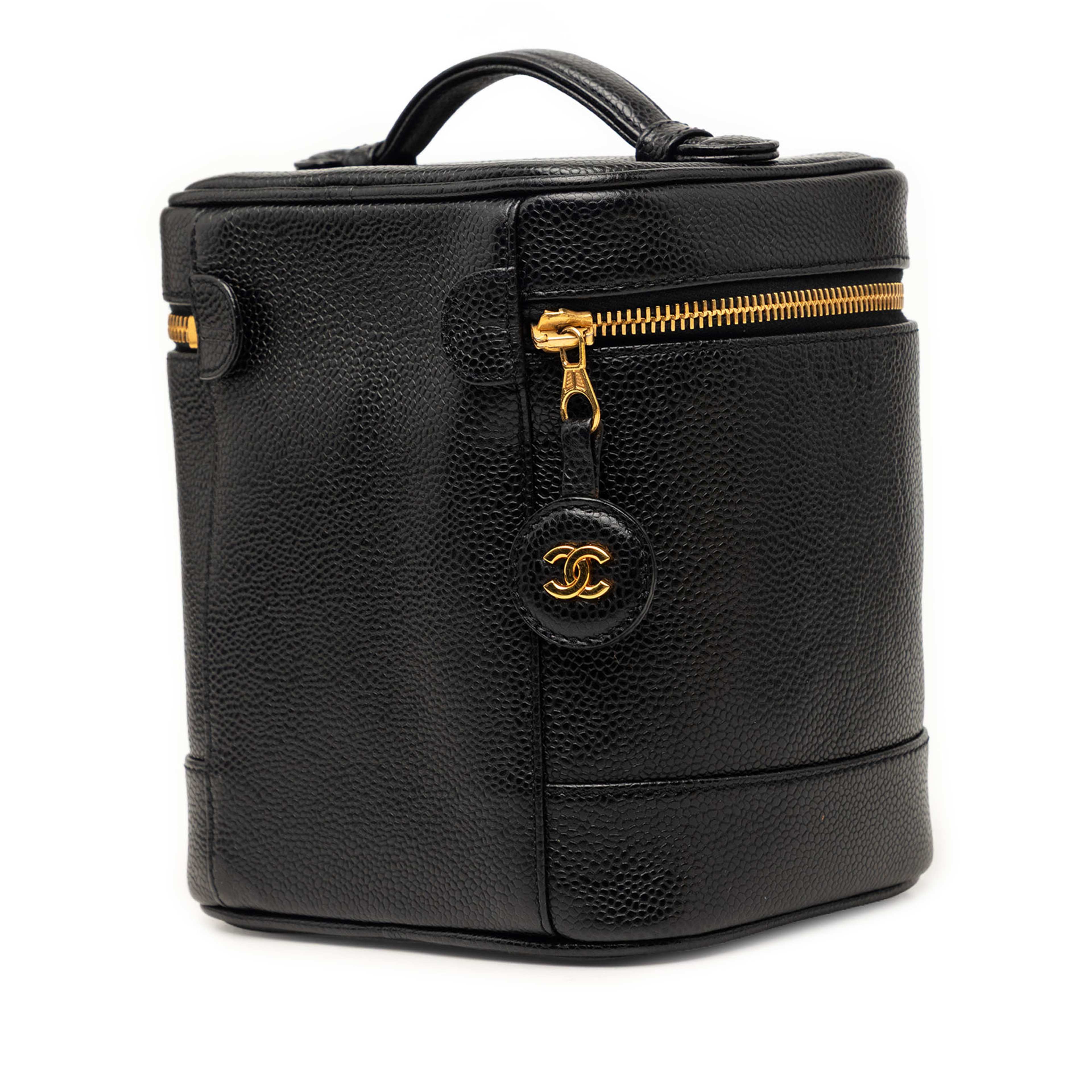 Chanel Cc Caviar Vanity Bag, från Luxclusif, i färgen black. Klicka för att öppna bilden i stort format