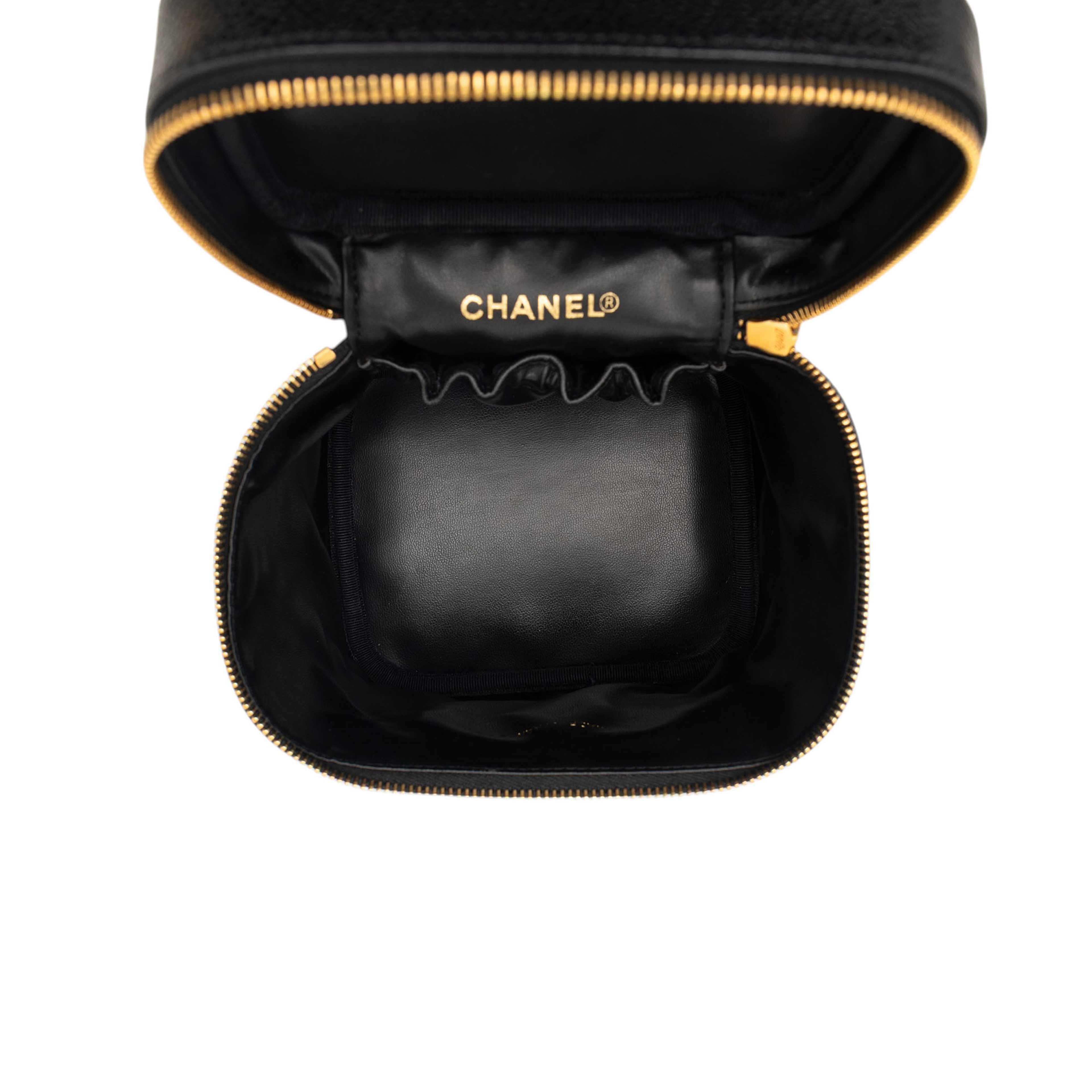 Chanel Cc Caviar Vanity Bag, från Luxclusif, i färgen black. Klicka för att öppna bilden i stort format