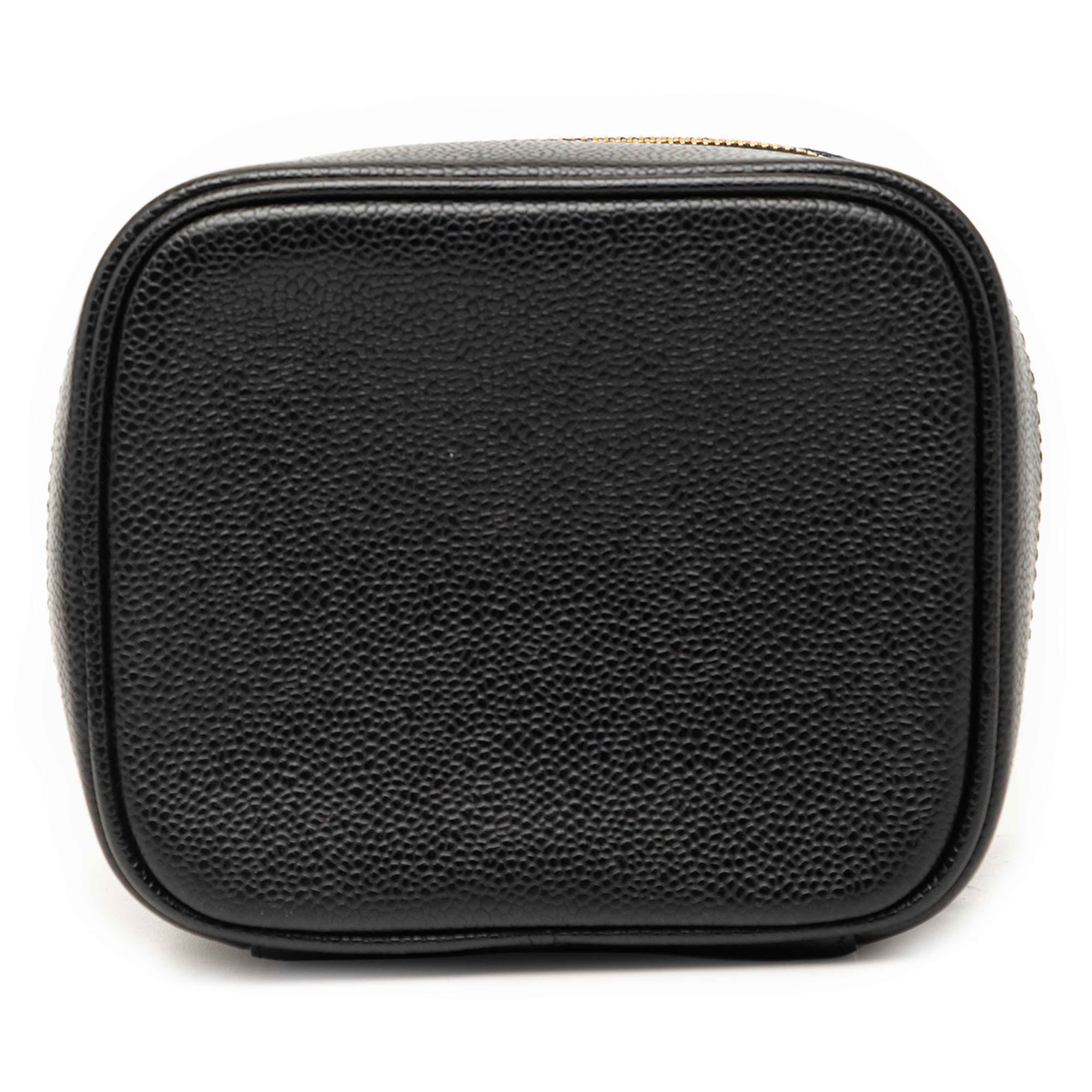 Chanel Cc Caviar Vanity Bag, från Luxclusif, i färgen svart. Klicka för att öppna bilden i stort format