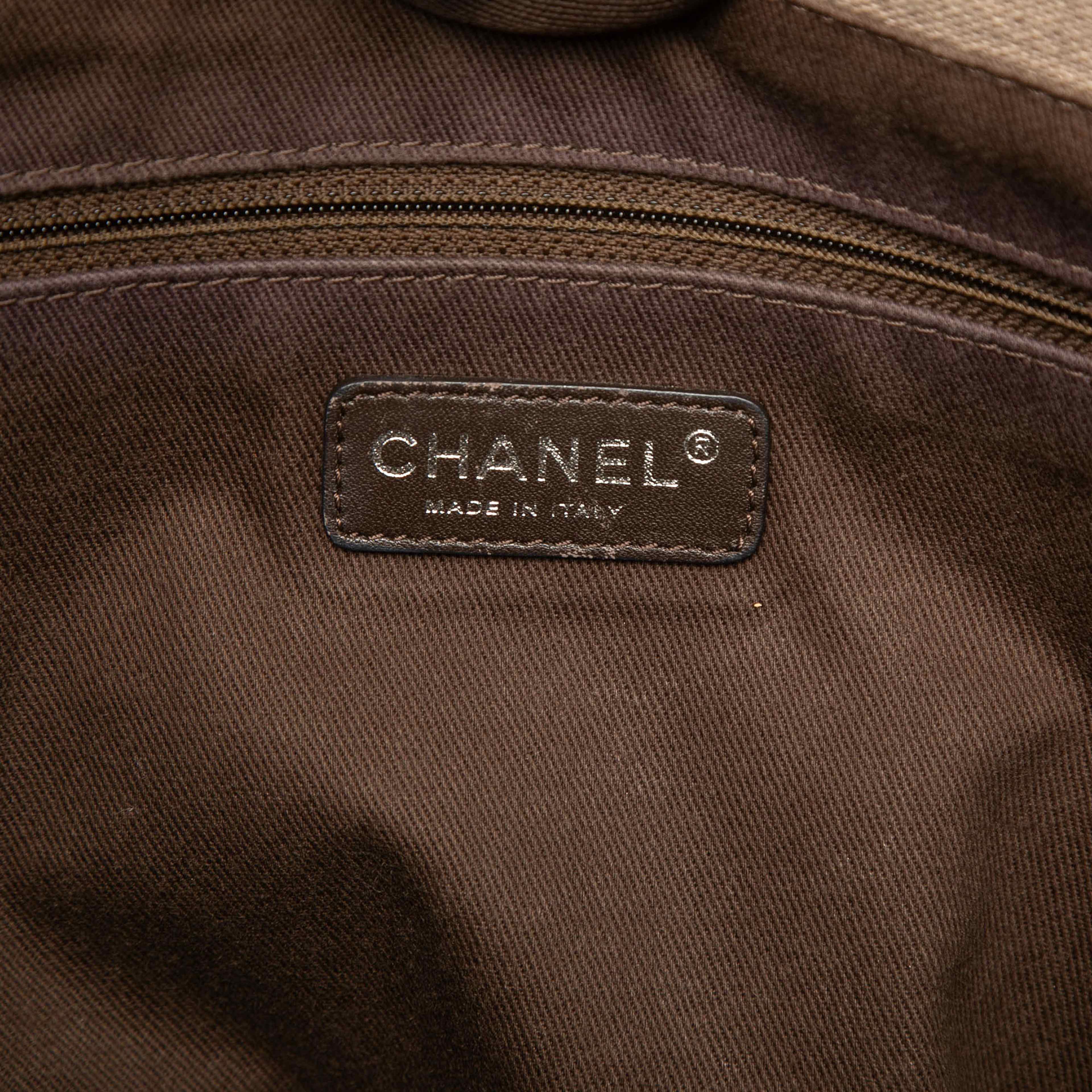 Chanel Small Canvas Deauville Tote, från Luxclusif, i färgen mocha. Klicka för att öppna bilden i stort format