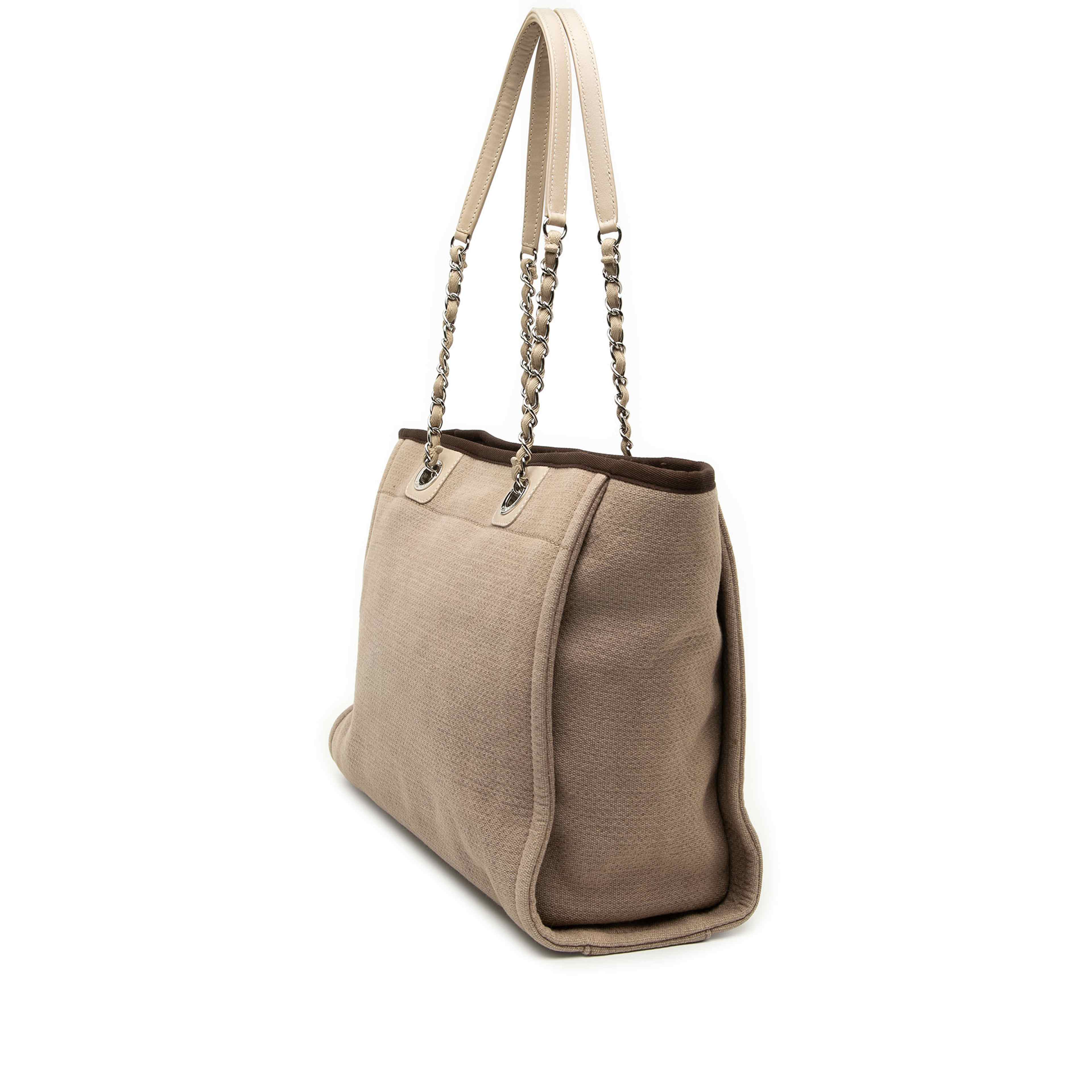 Chanel Small Canvas Deauville Tote, från Luxclusif, i färgen mocha. Klicka för att öppna bilden i stort format