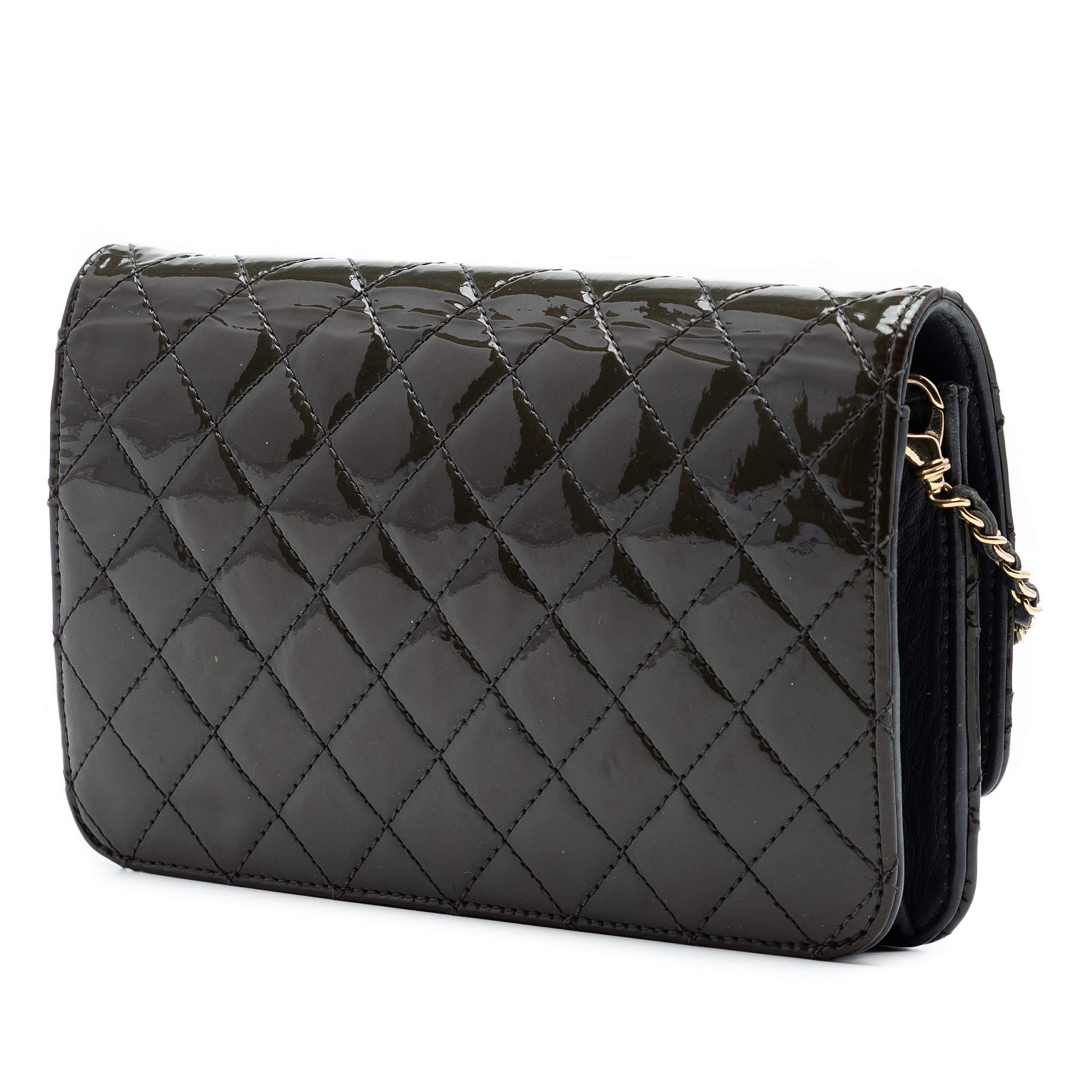 Chanel Quilted Patent Golden Class Wallet On Chain, från Luxclusif, i färgen svart. Klicka för att öppna bilden i stort format