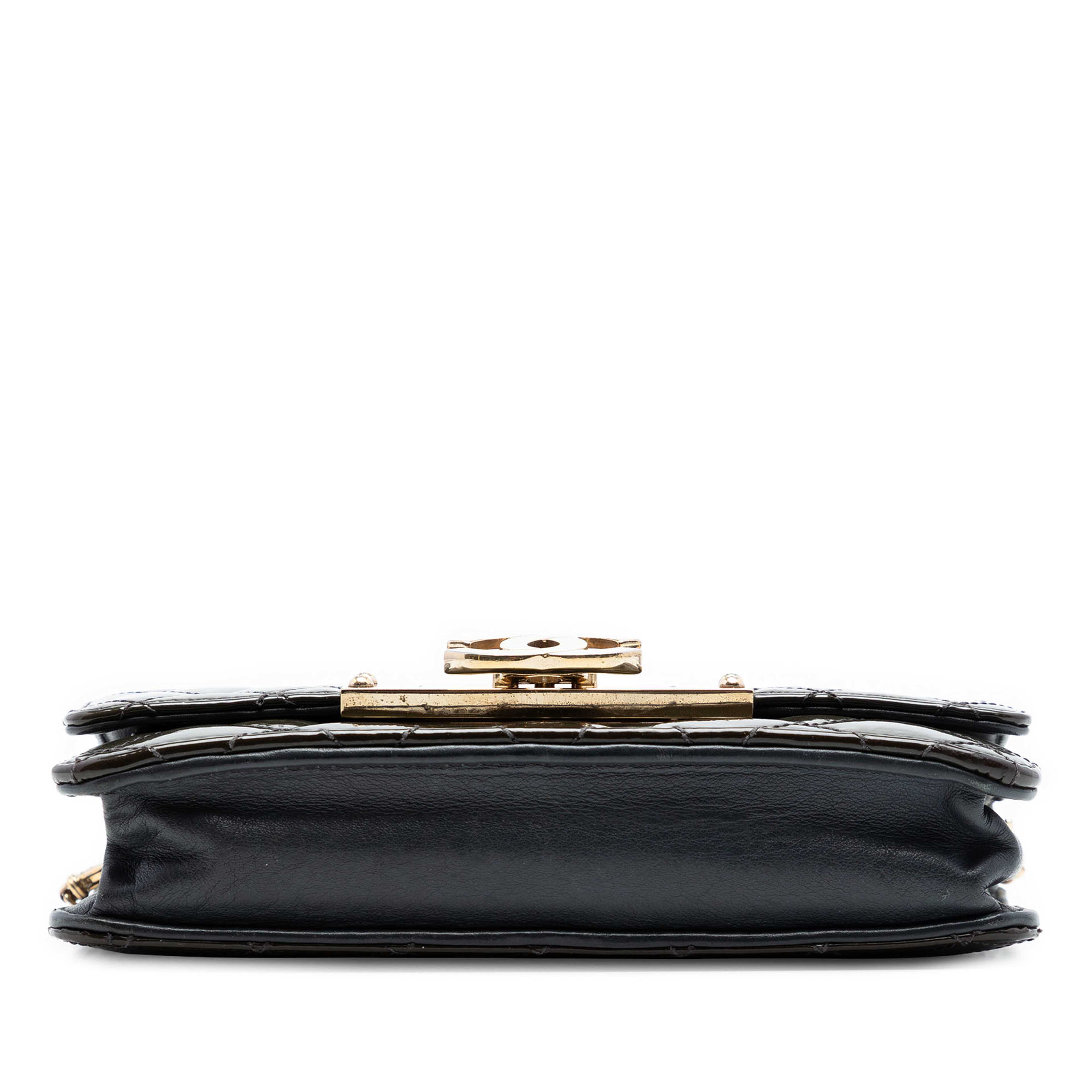 Chanel Quilted Patent Golden Class Wallet On Chain, från Luxclusif, i färgen svart. Klicka för att öppna bilden i stort format