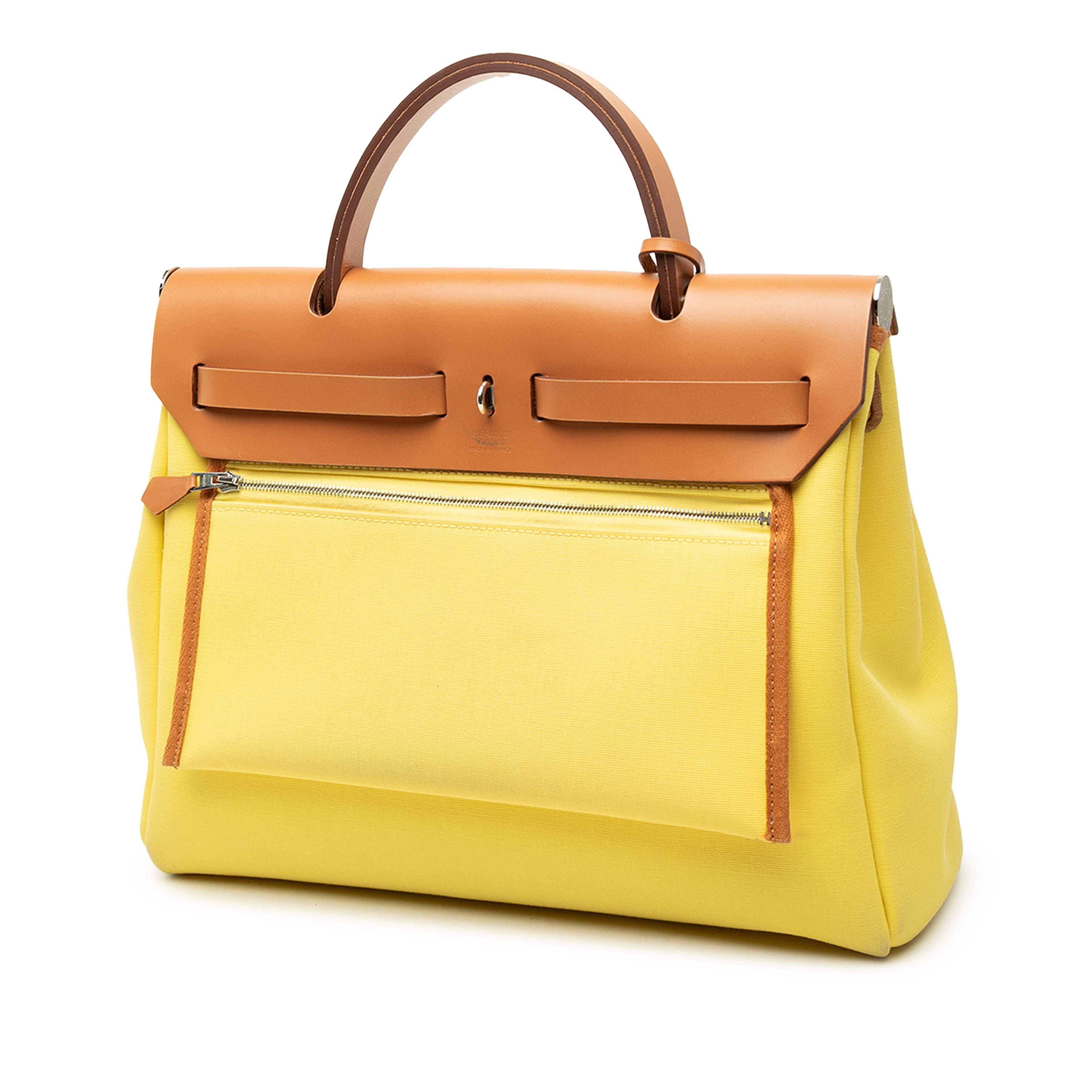 Hermès Toile Herbag Zip 31, från Luxclusif, i färgen gul. Klicka för att öppna bilden i stort format