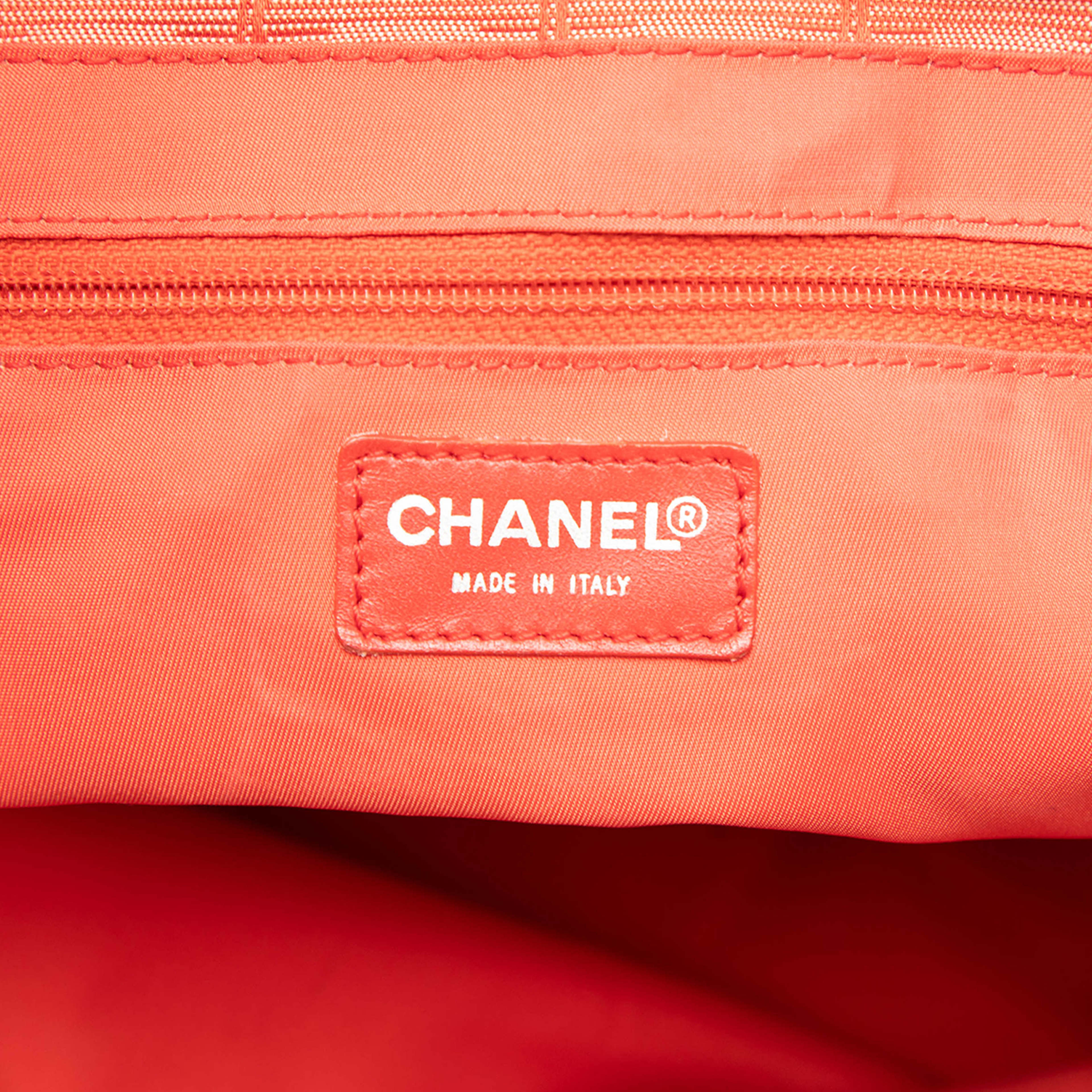 Chanel New Travel Line Nylon Tote, från Luxclusif, i färgen orange. Klicka för att öppna bilden i stort format