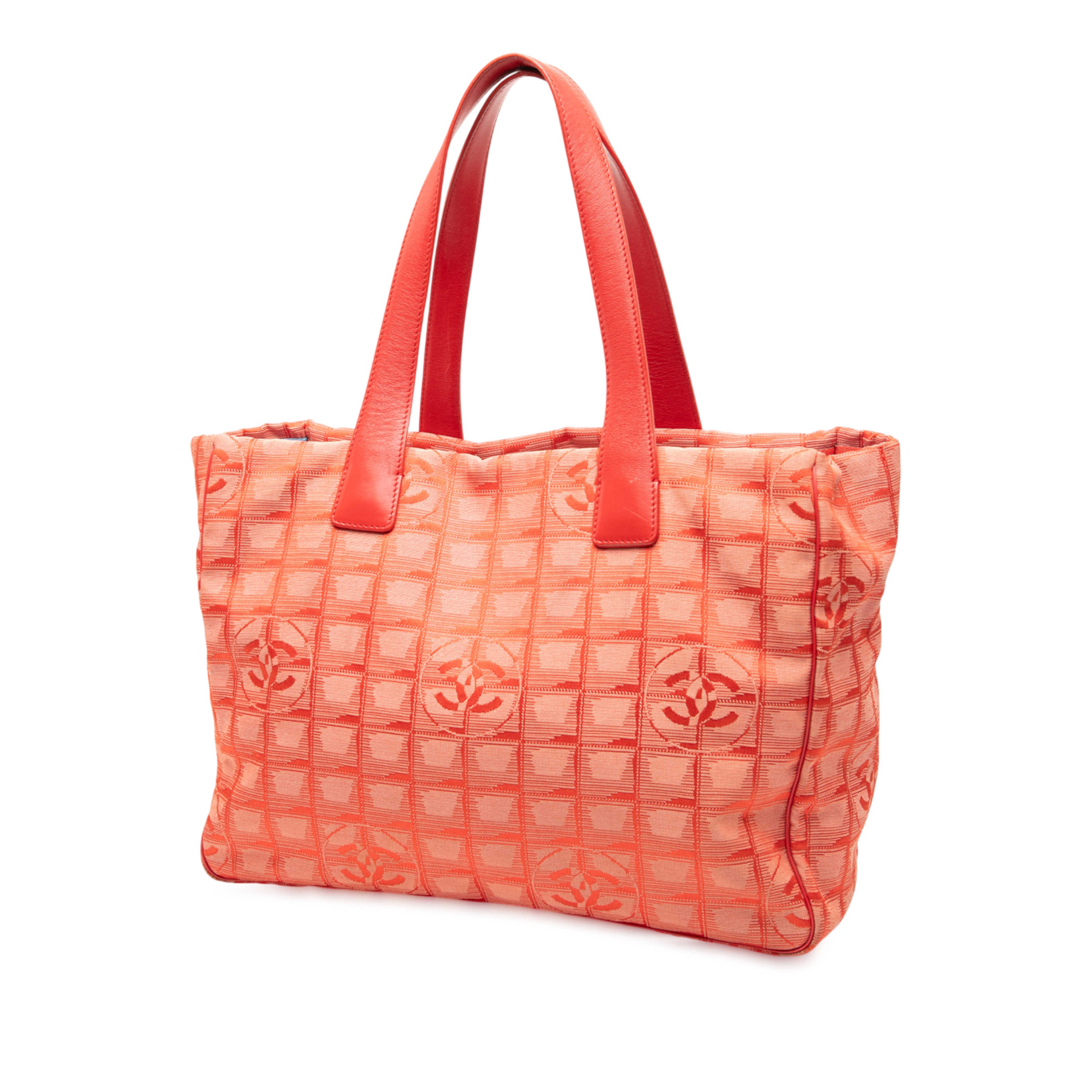 Chanel New Travel Line Nylon Tote, från Luxclusif, i färgen orange. Klicka för att öppna bilden i stort format