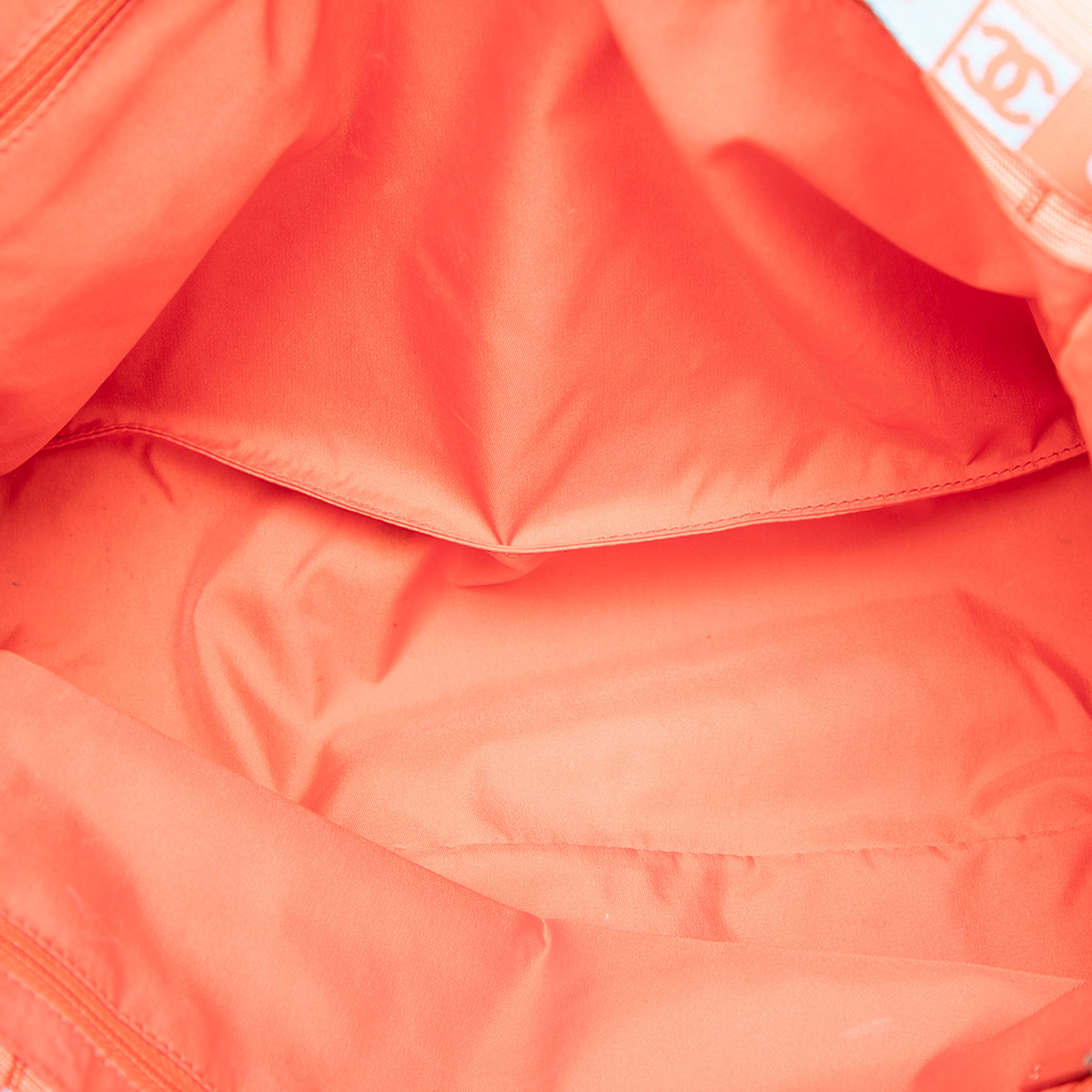 Chanel New Travel Line Nylon Tote, från Luxclusif, i färgen orange. Klicka för att öppna bilden i stort format