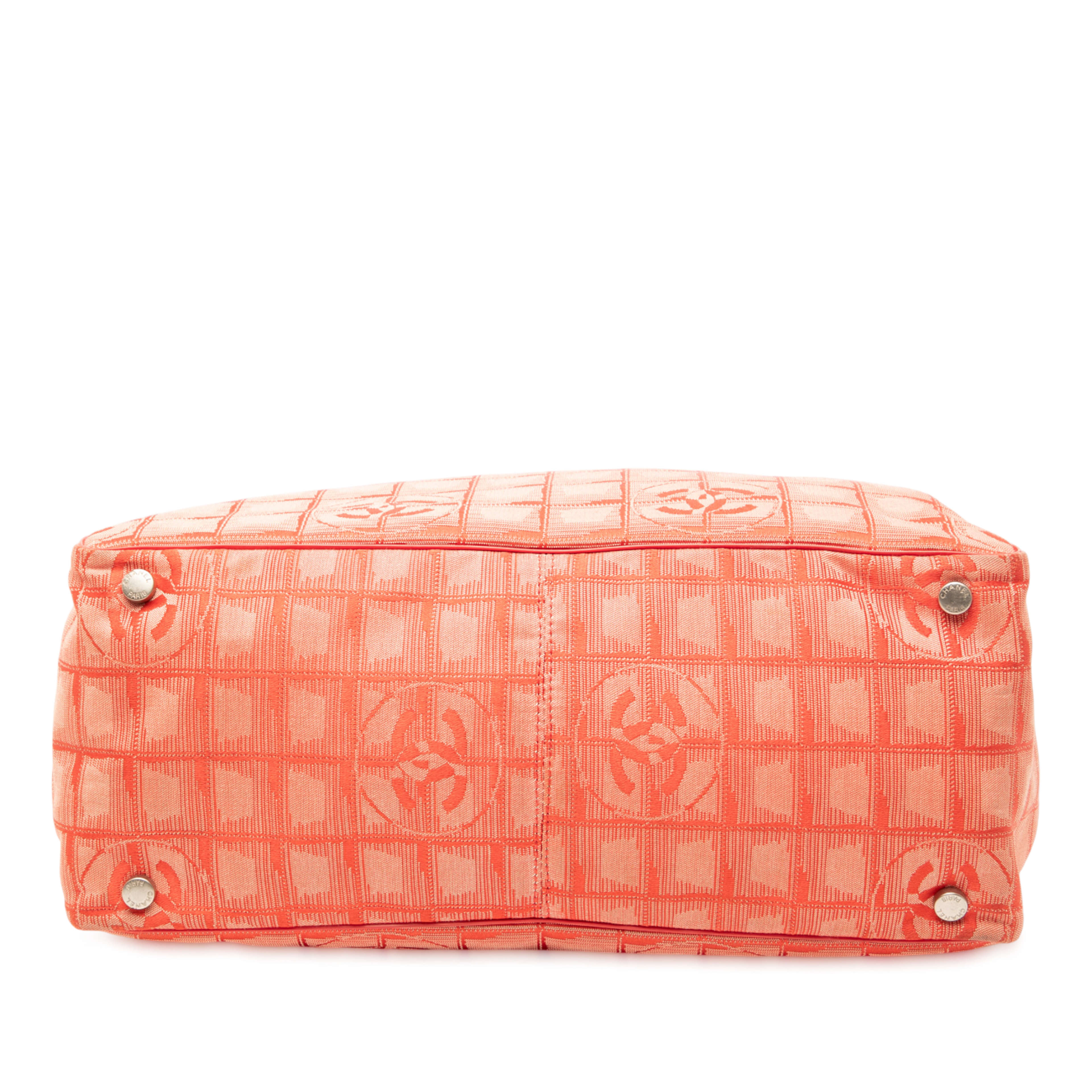 Chanel New Travel Line Nylon Tote, från Luxclusif, i färgen orange. Klicka för att öppna bilden i stort format