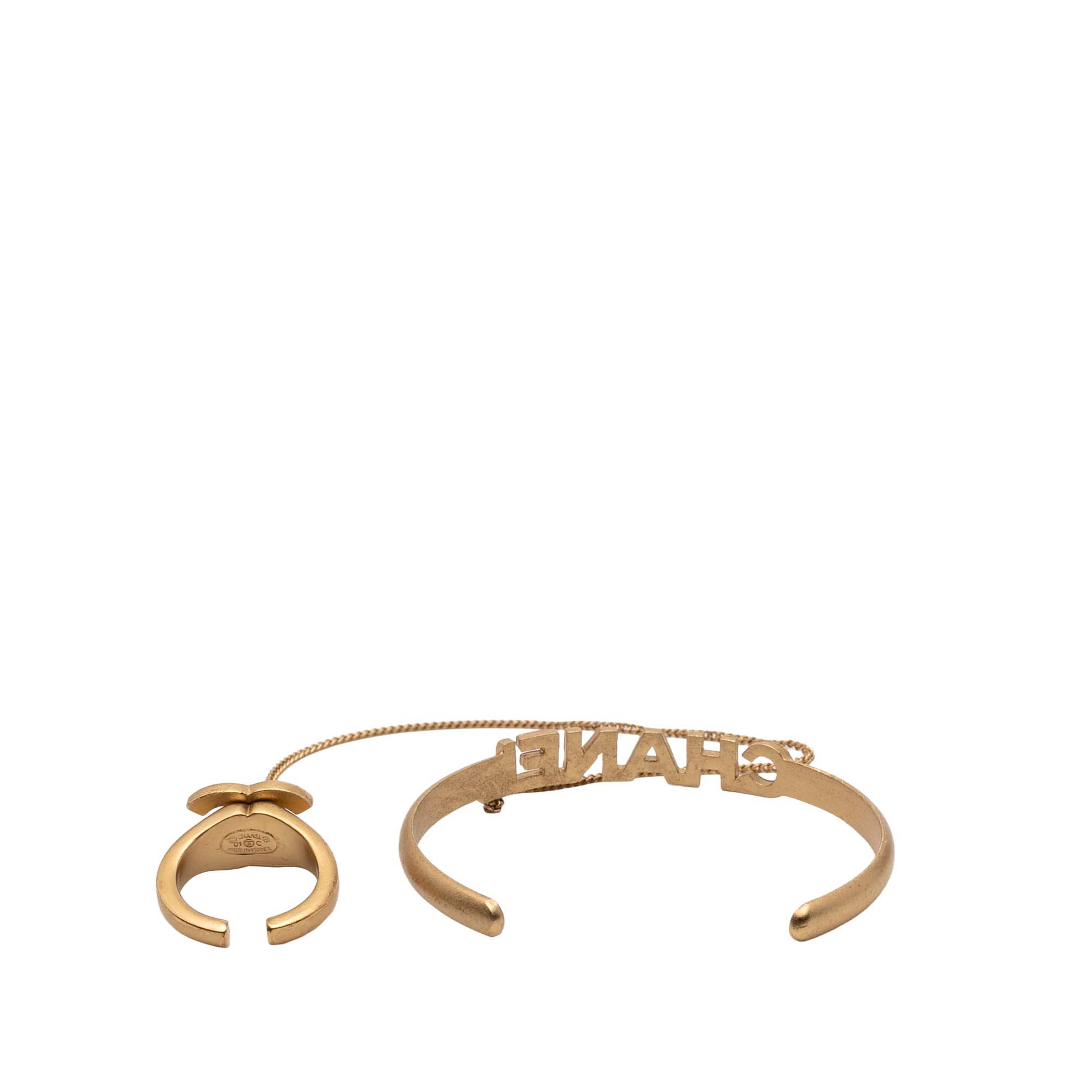 Chanel Gold Plated Cc Rhinestone And Logo Cuff Bracelet And Ring Set, från Luxclusif, i färgen gold. Klicka för att öppna bilden i stort format