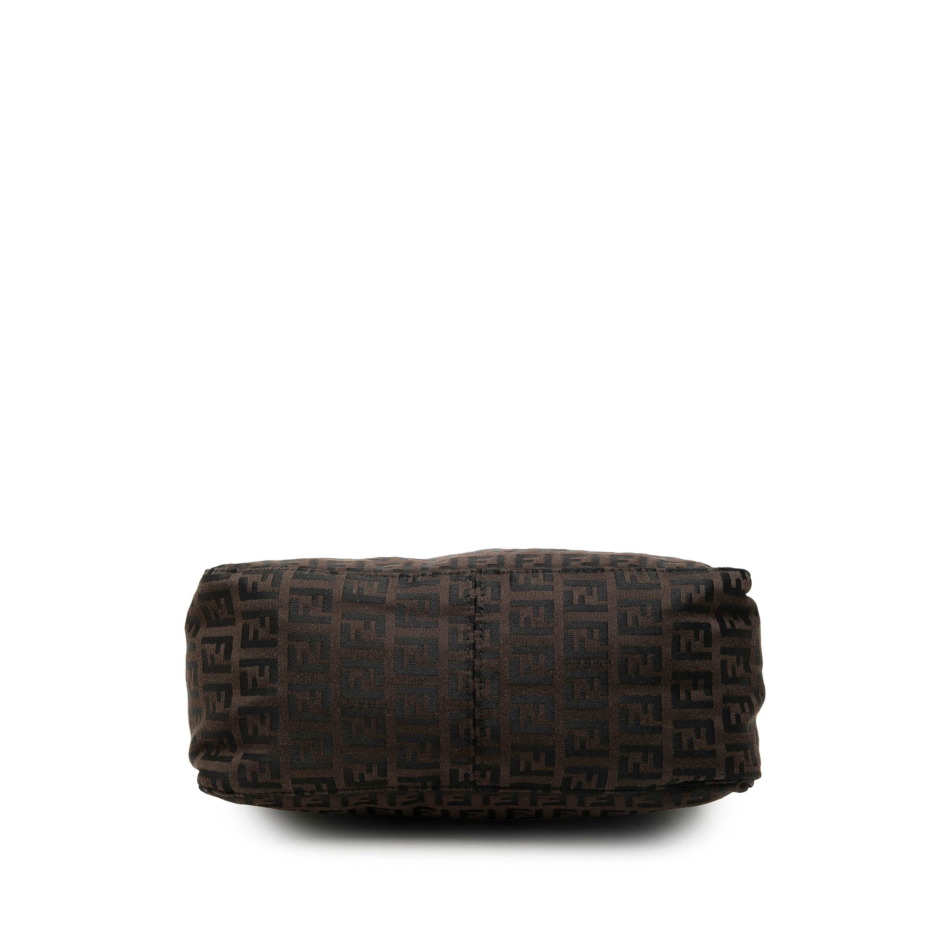 Fendi Zucchino Canvas Handbag, från Luxclusif, i färgen brun. Klicka för att öppna bilden i stort format